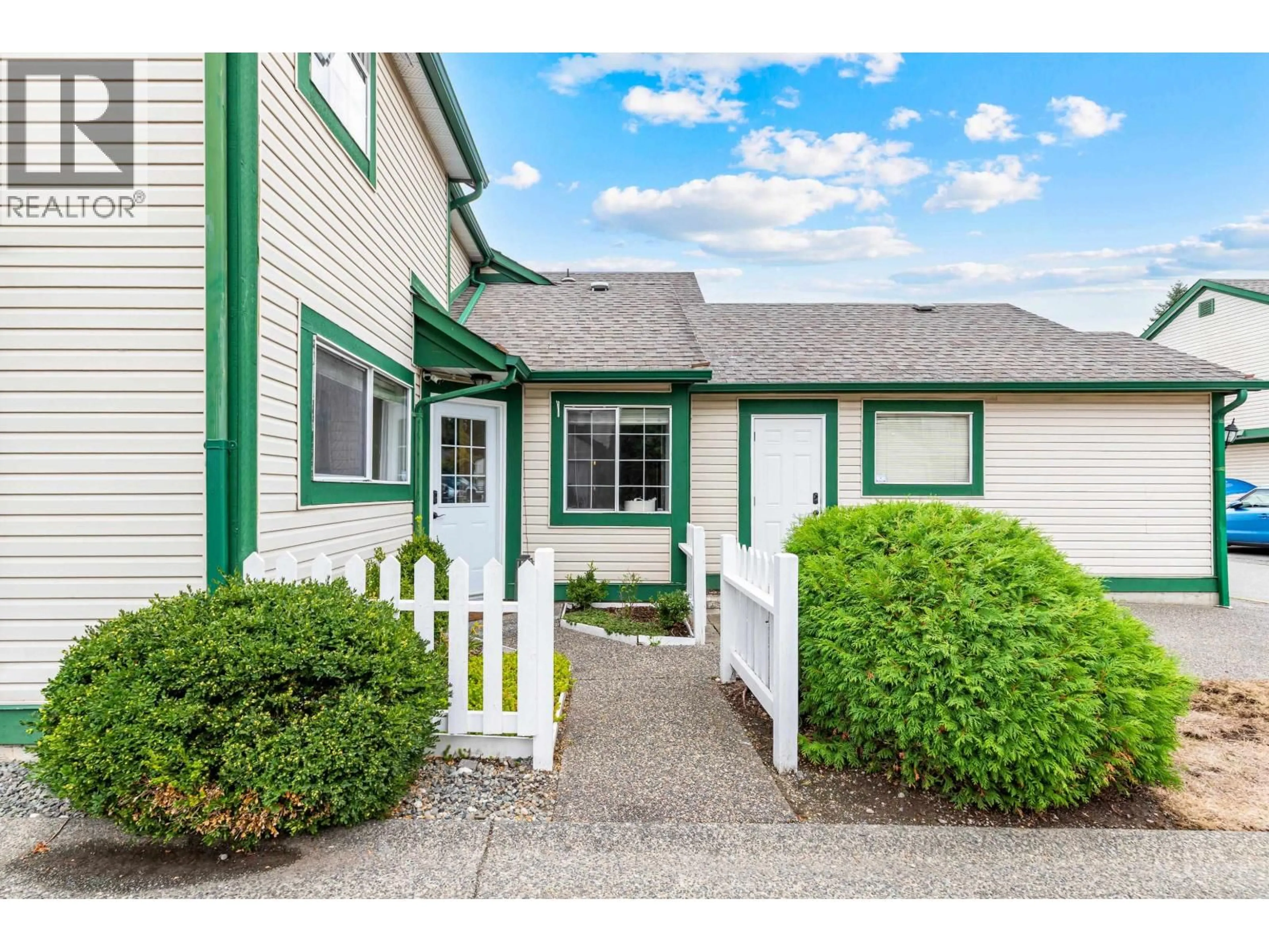Home with vinyl exterior material, street for 301 - 20675 118 AVENUE, Maple Ridge British Columbia V2X0K4