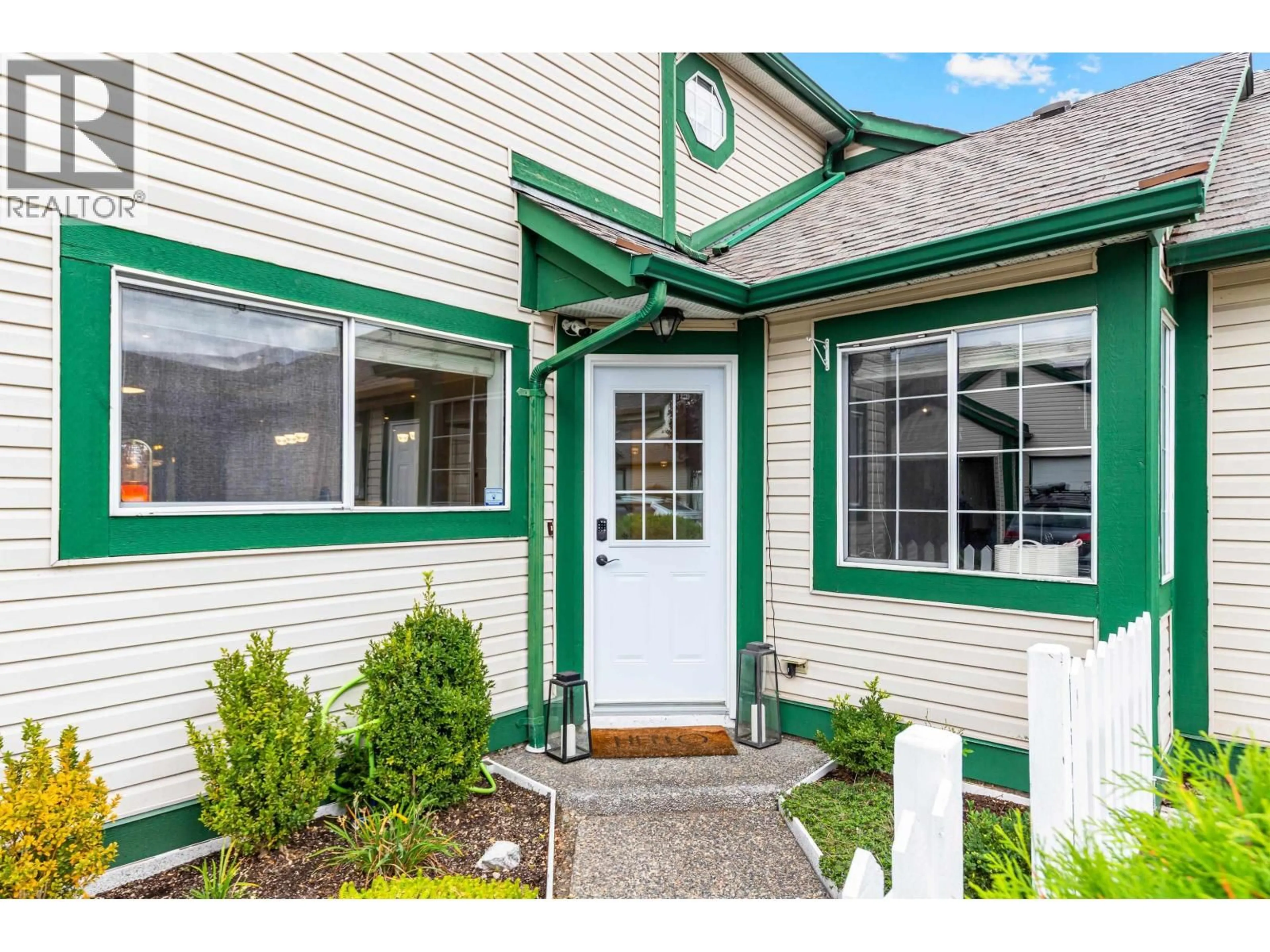Home with vinyl exterior material, street for 301 - 20675 118 AVENUE, Maple Ridge British Columbia V2X0K4