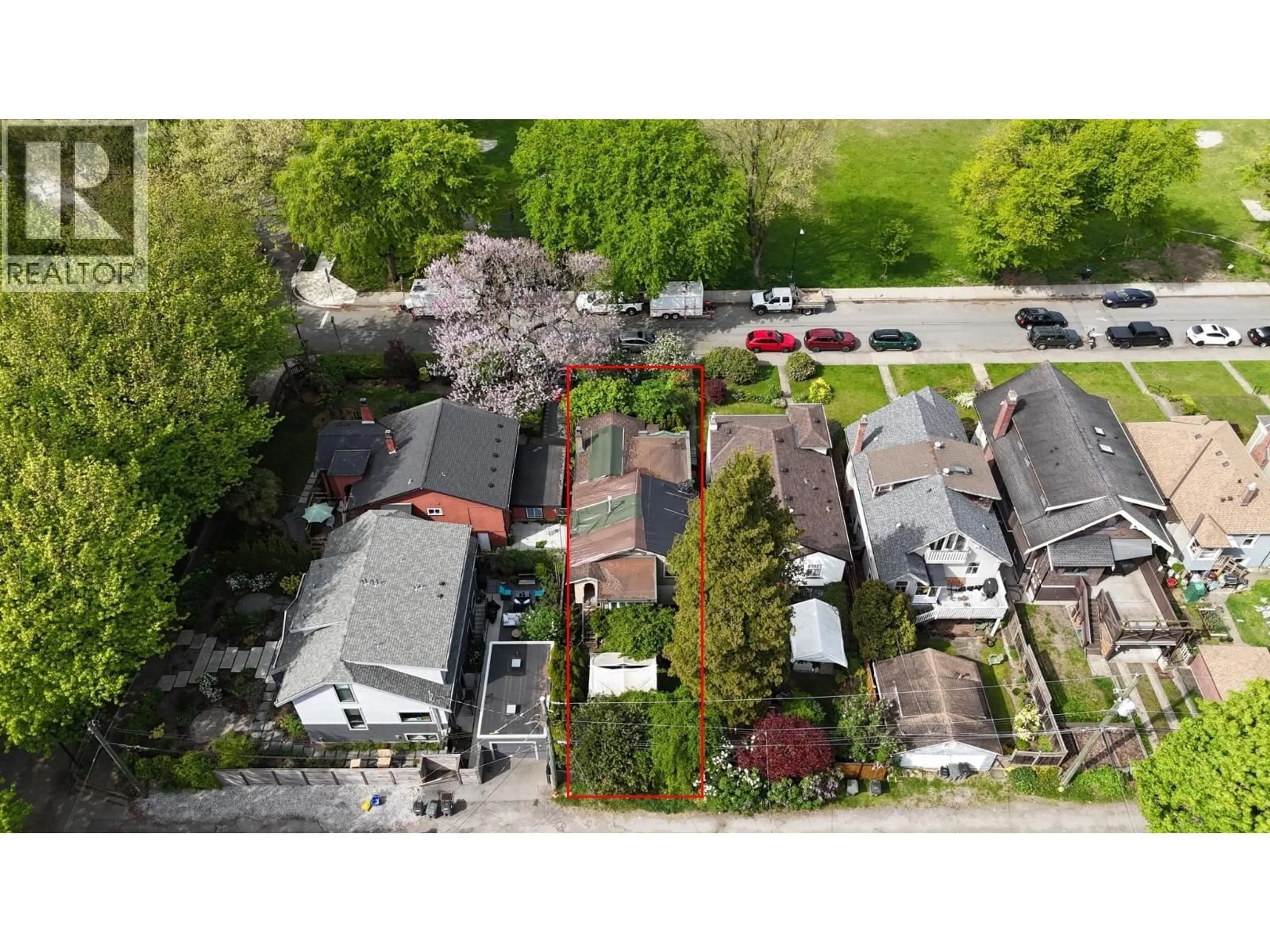 A pic from outside/outdoor area/front of a property/back of a property/a pic from drone, street for 3380 5TH AVENUE, Vancouver British Columbia V6R1R7