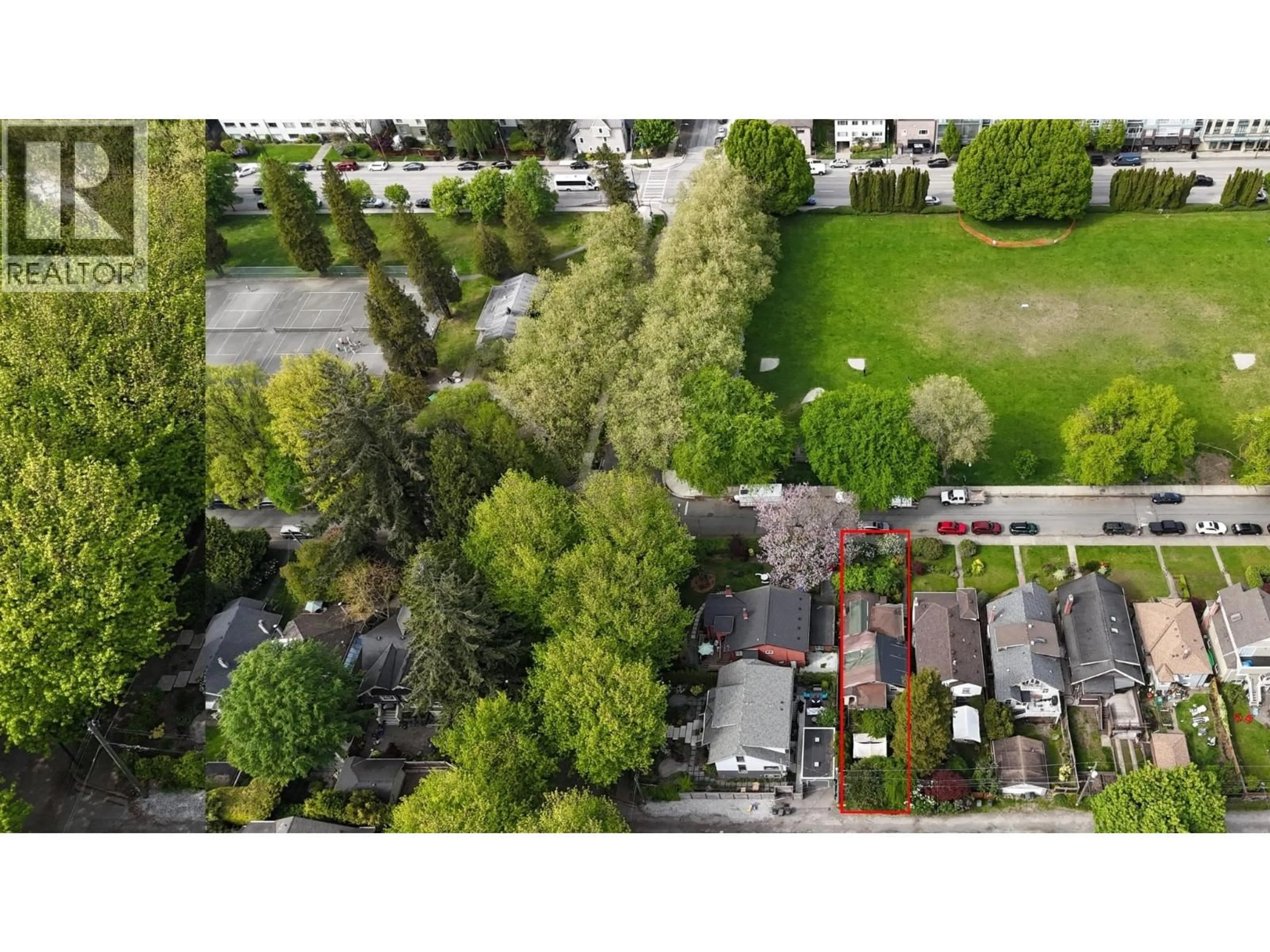 A pic from outside/outdoor area/front of a property/back of a property/a pic from drone, street for 3380 5TH AVENUE, Vancouver British Columbia V6R1R7