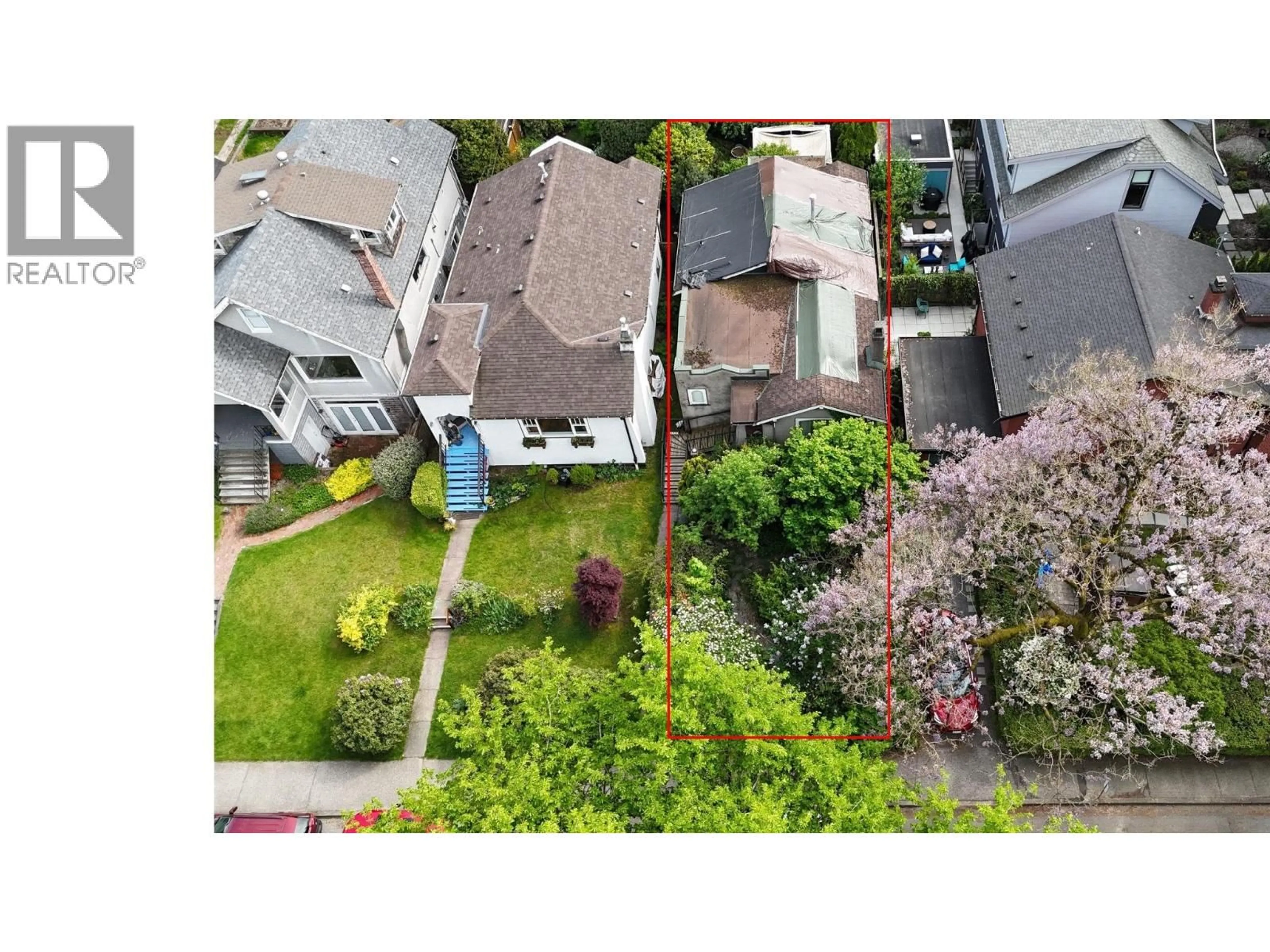 A pic from outside/outdoor area/front of a property/back of a property/a pic from drone, street for 3380 5TH AVENUE, Vancouver British Columbia V6R1R7