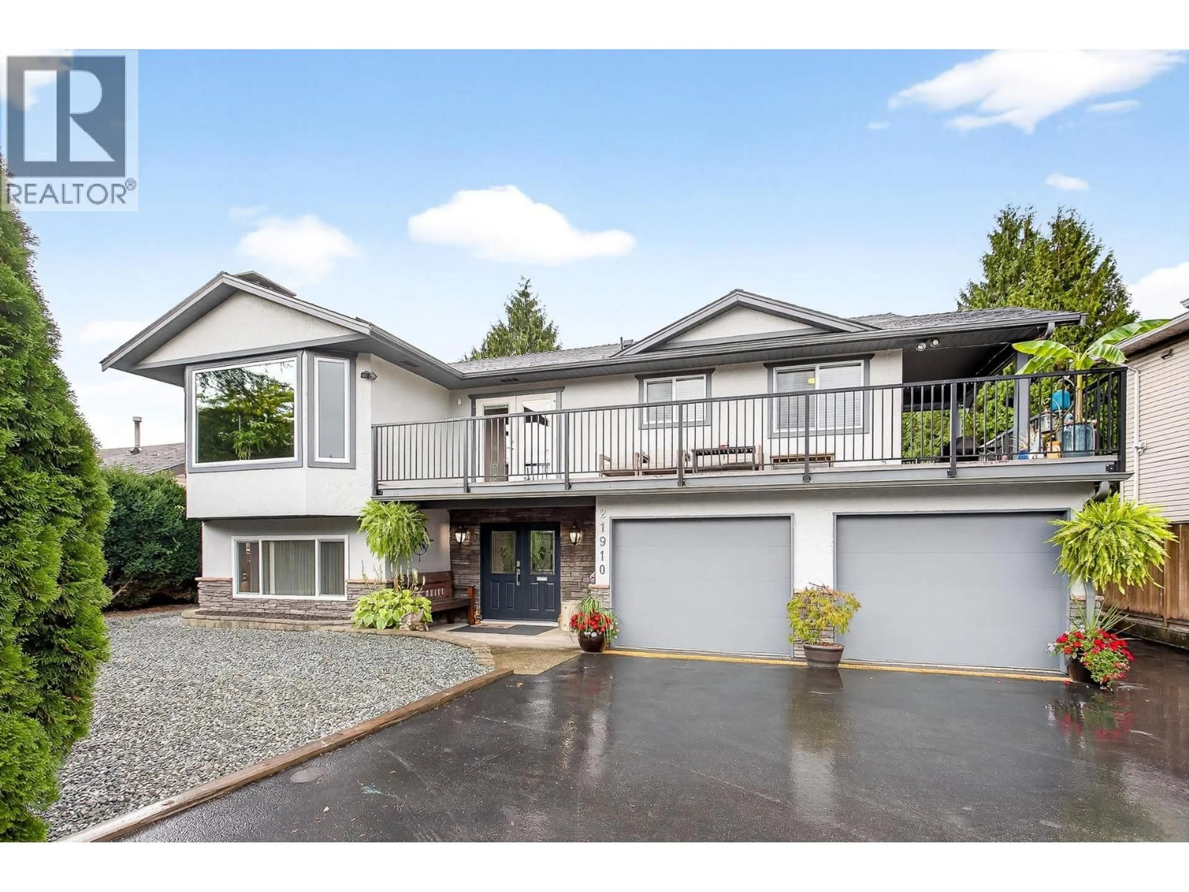 Home with vinyl exterior material, street for 21910 WICKLOW WAY, Maple Ridge British Columbia V2X7W4