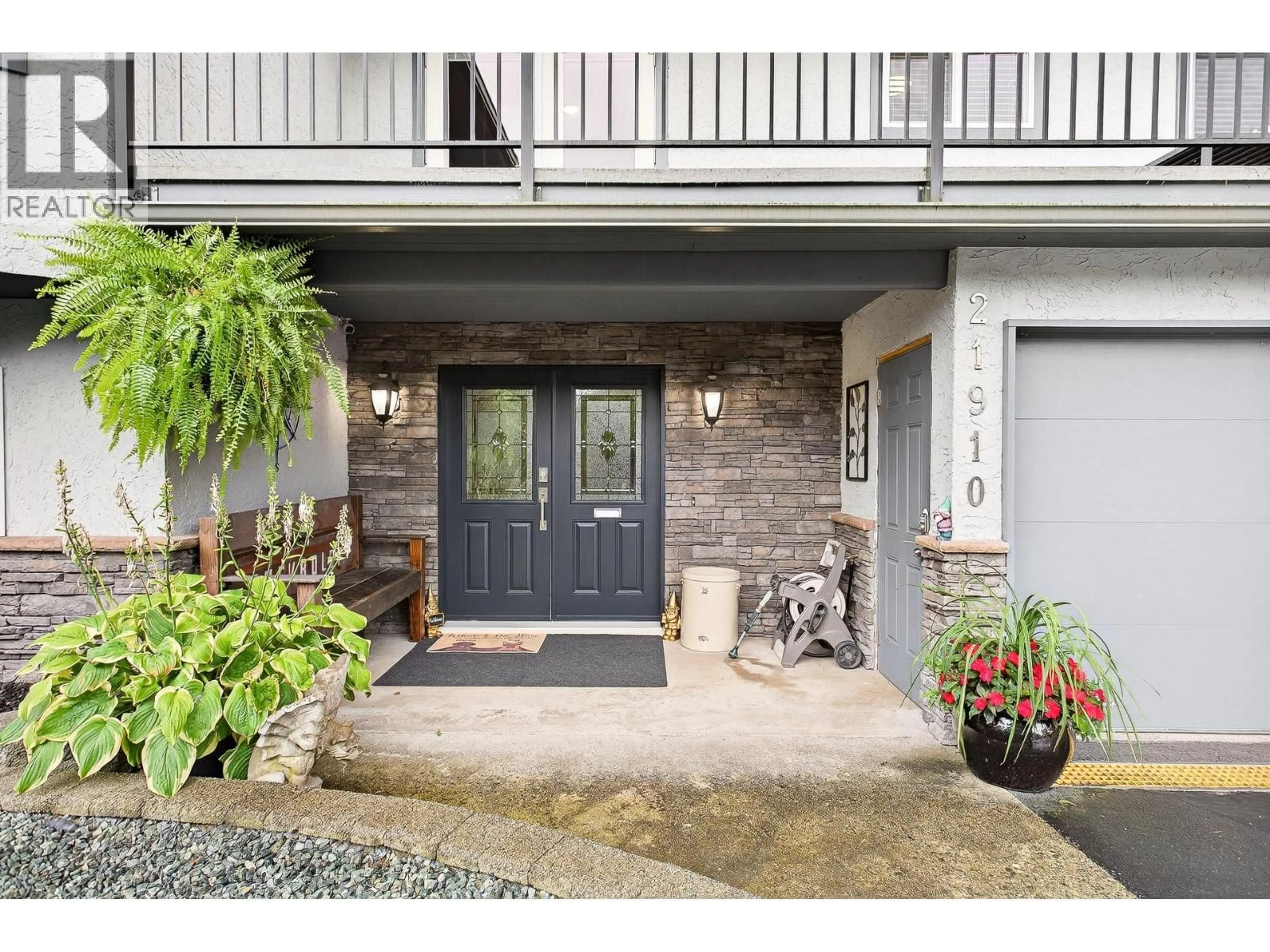 Indoor entryway for 21910 WICKLOW WAY, Maple Ridge British Columbia V2X7W4