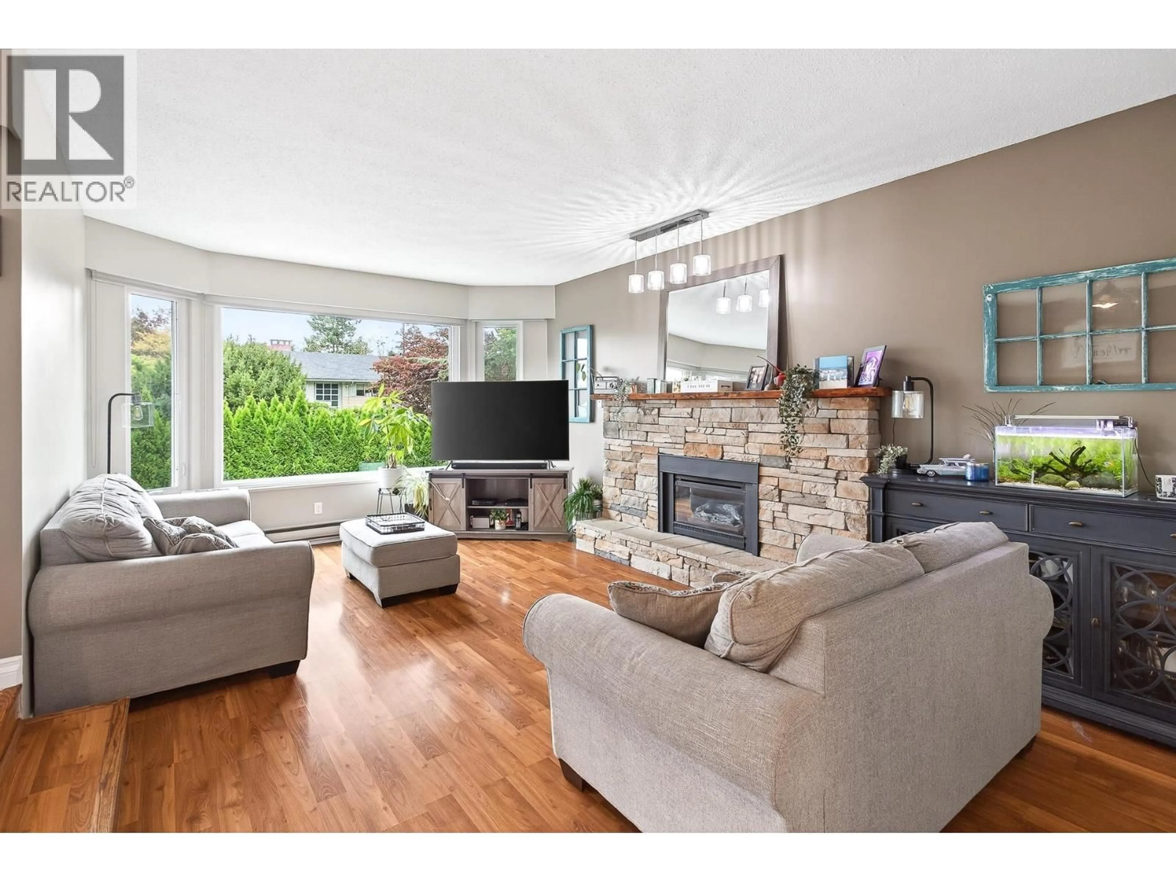 Living room with furniture, wood/laminate floor for 21910 WICKLOW WAY, Maple Ridge British Columbia V2X7W4