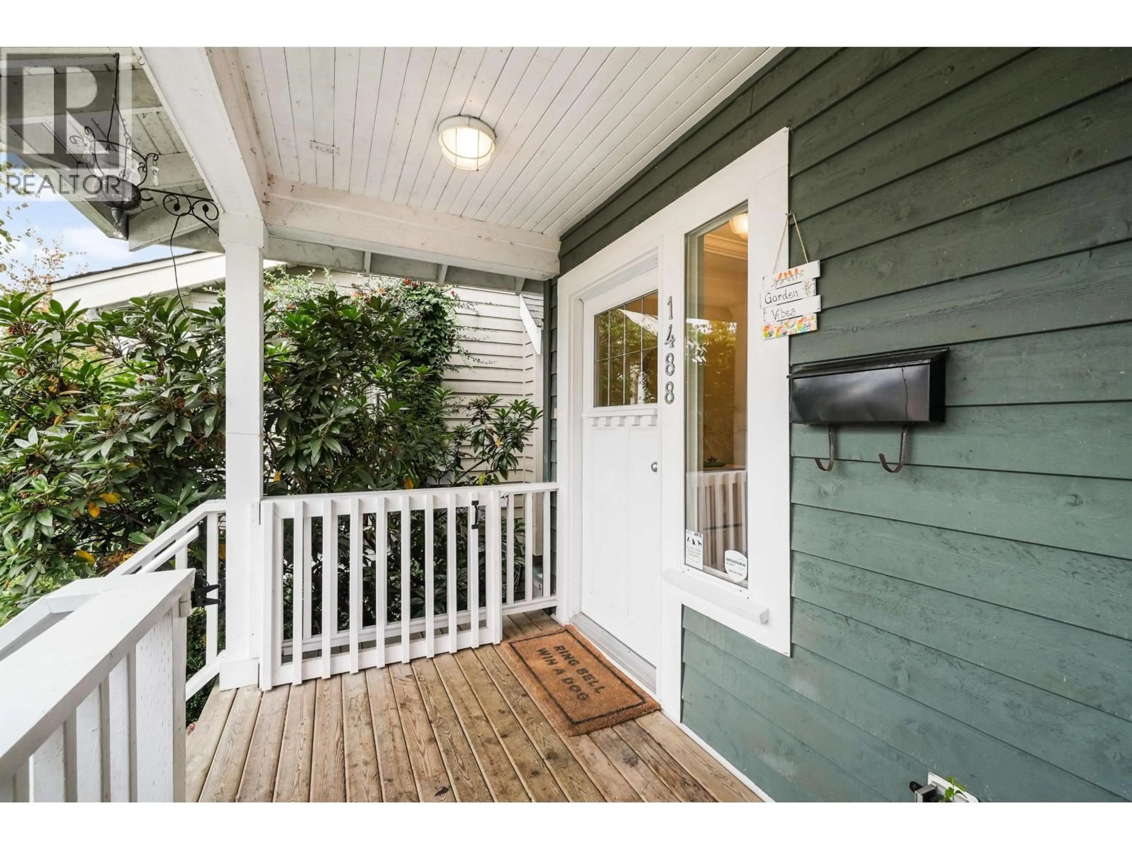 Indoor entryway for 1488 SALTER STREET, New Westminster British Columbia V3M7A1