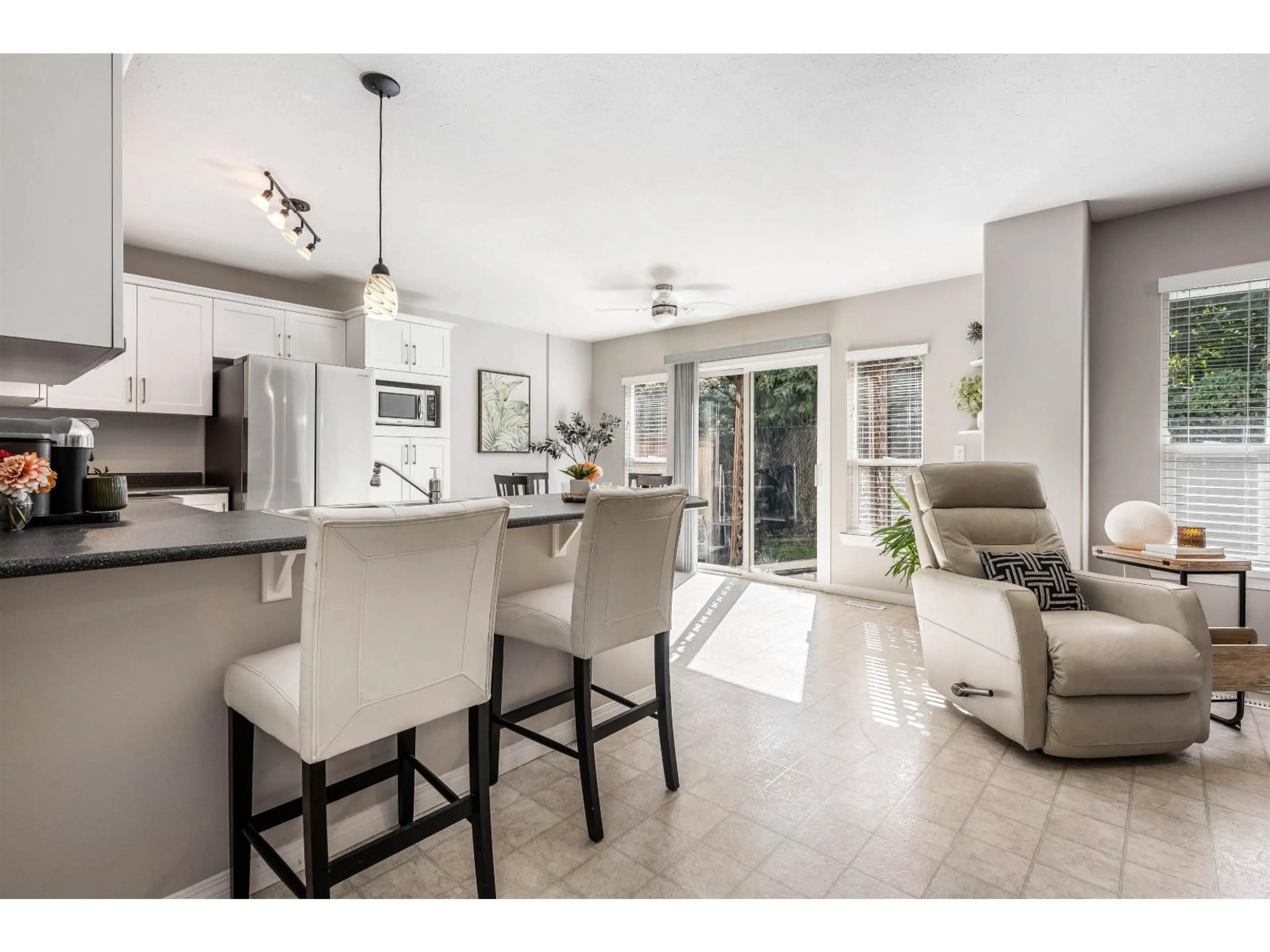 Open concept kitchen, ceramic/tile floor for 8 - 45932 LEWIS AVENUE, Chilliwack British Columbia V2P3C2