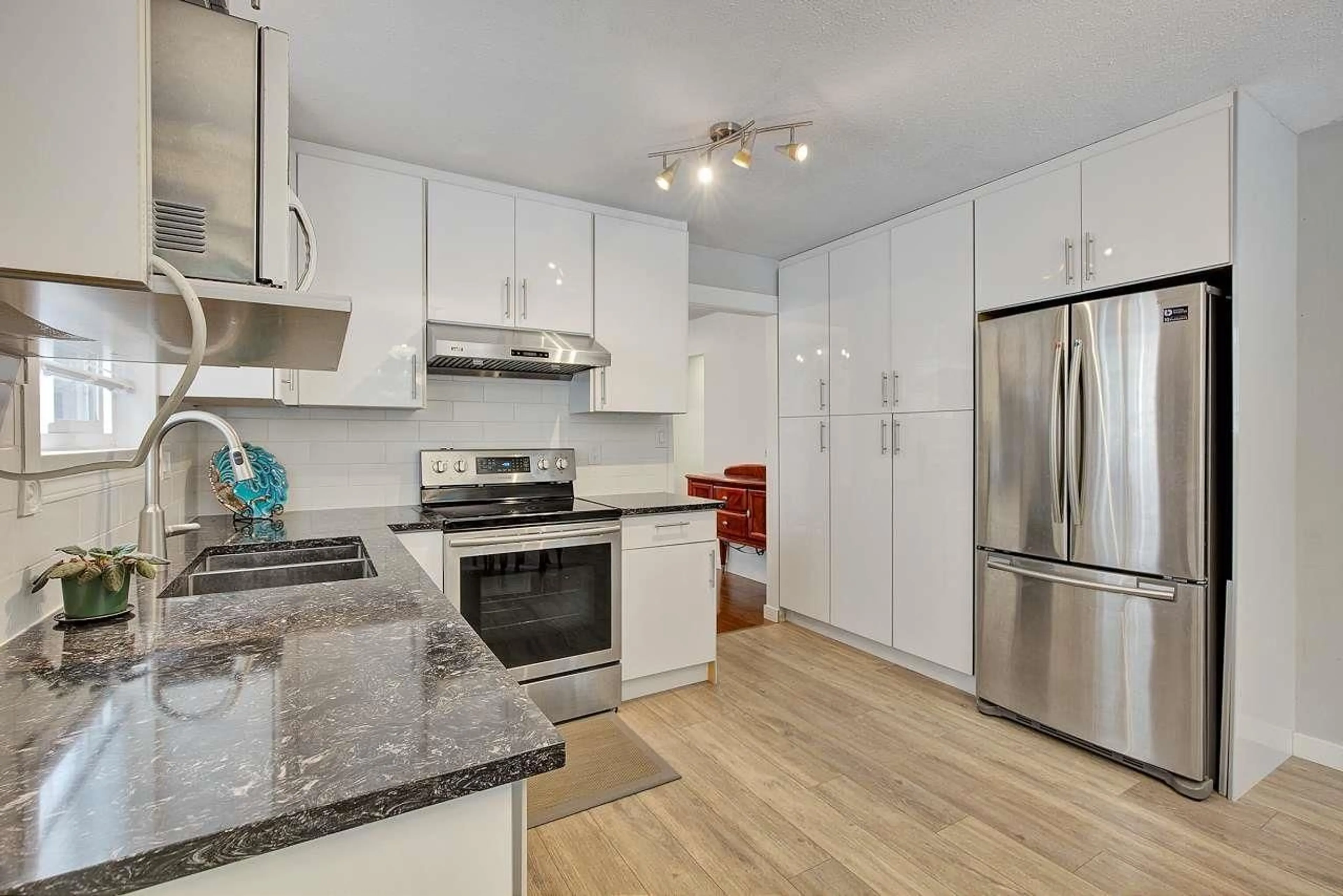 Open concept kitchen, unknown for 11820 STAPLES, Delta British Columbia V4E2T7
