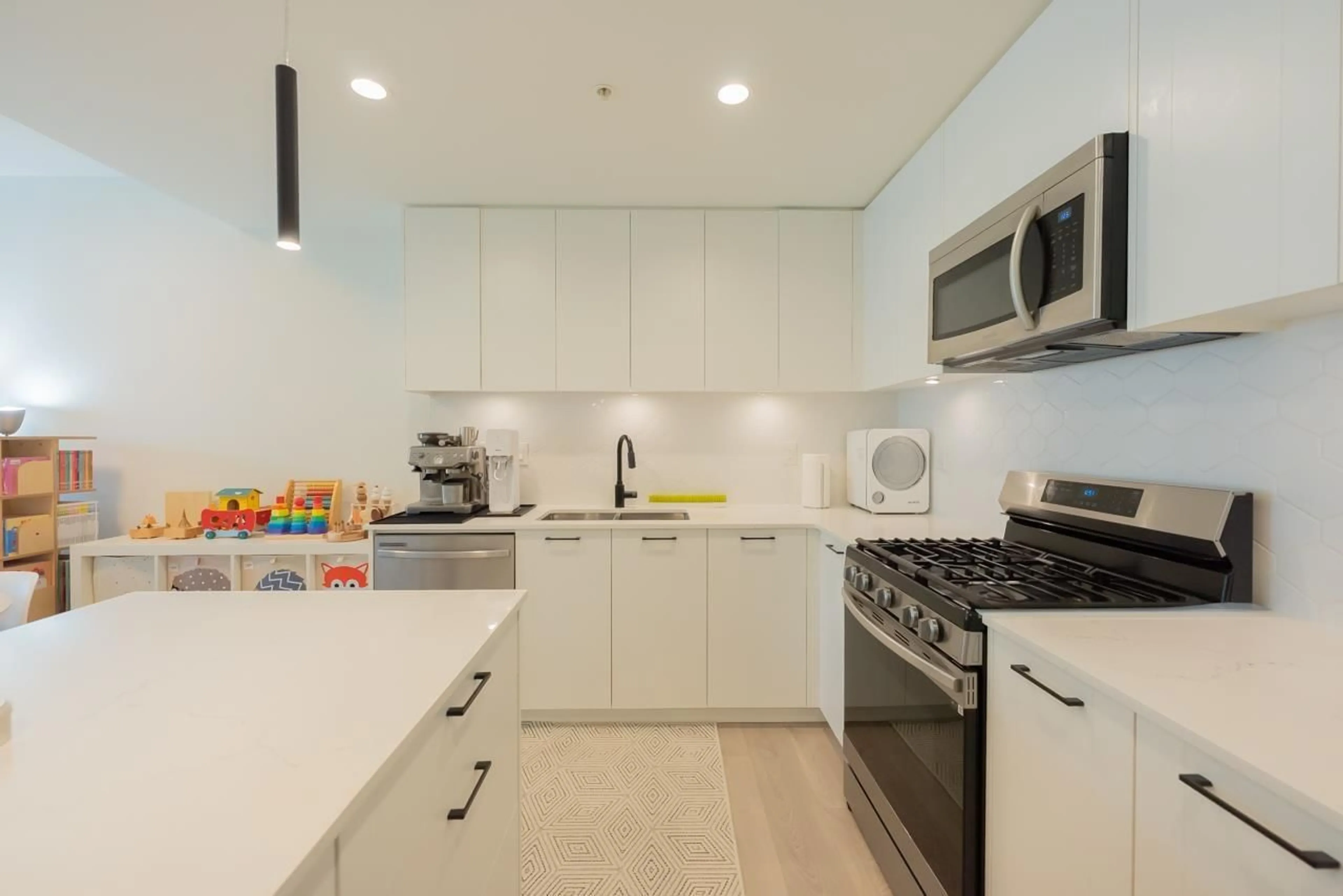 Contemporary kitchen, ceramic/tile floor for B501 - 20018 83A, Langley British Columbia V2Y3P3