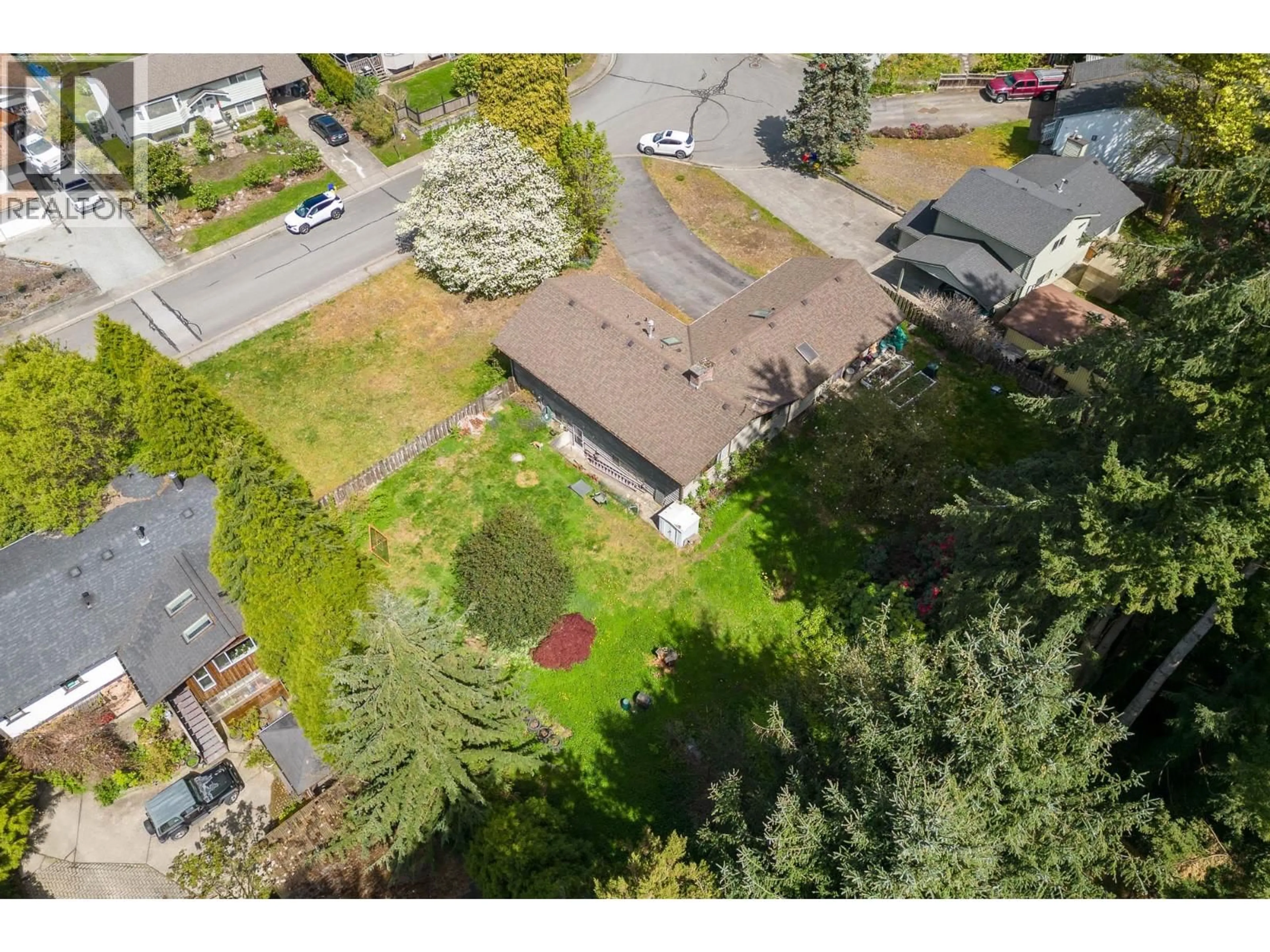 A pic from outside/outdoor area/front of a property/back of a property/a pic from drone, street for 21190 GLENWOOD AVENUE, Maple Ridge British Columbia V2X8K5