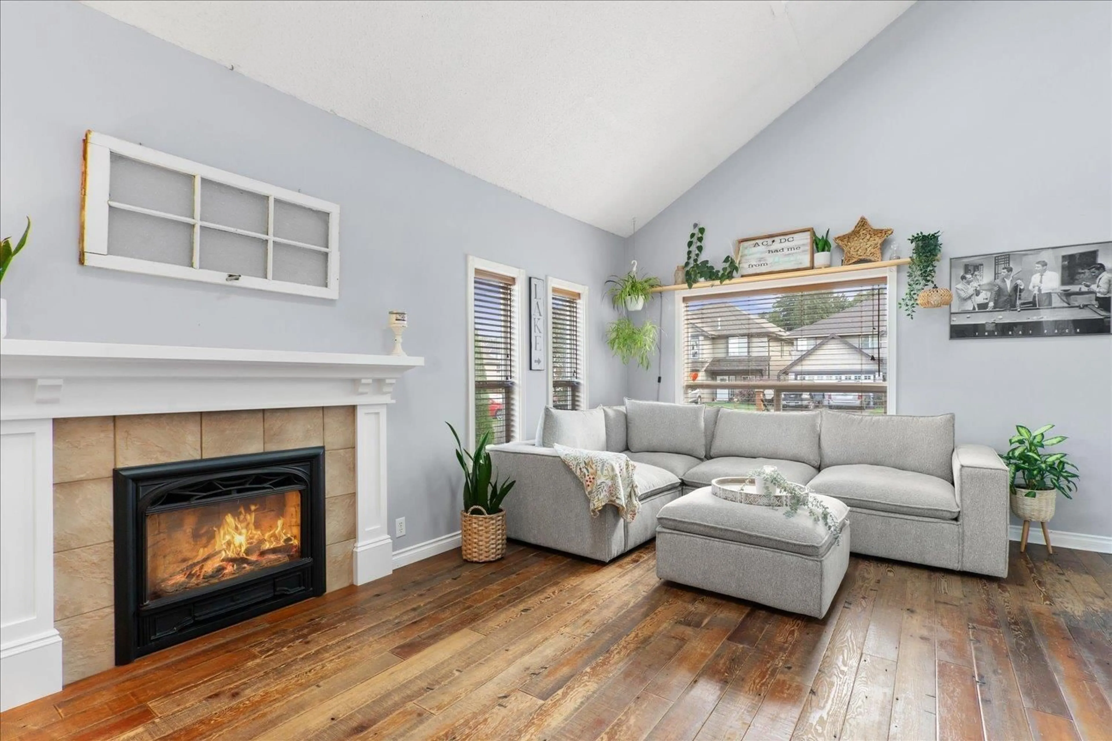 Living room with furniture, wood/laminate floor for 7123 ROCHESTER AVENUE, Chilliwack British Columbia V2R2P3