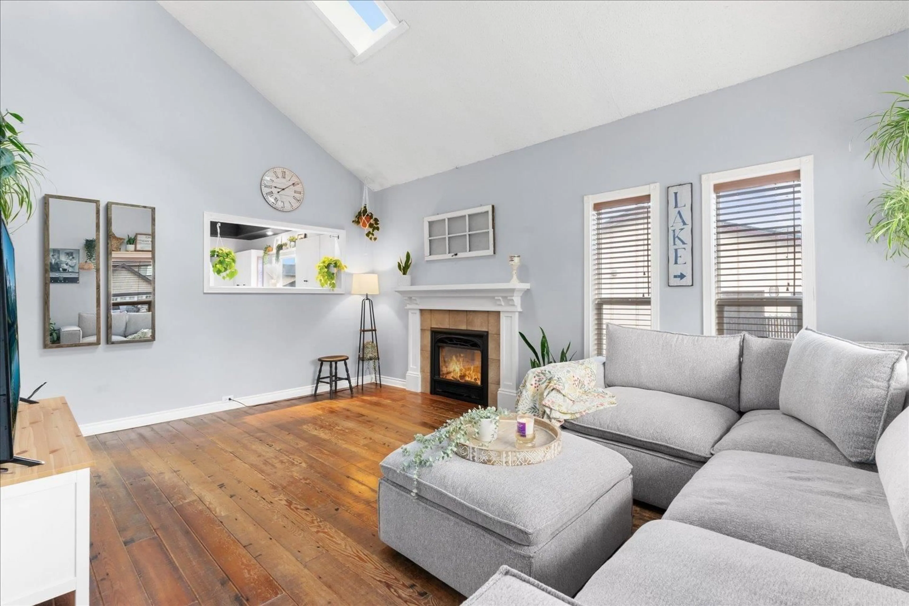 Living room with furniture, unknown for 7123 ROCHESTER AVENUE, Chilliwack British Columbia V2R2P3