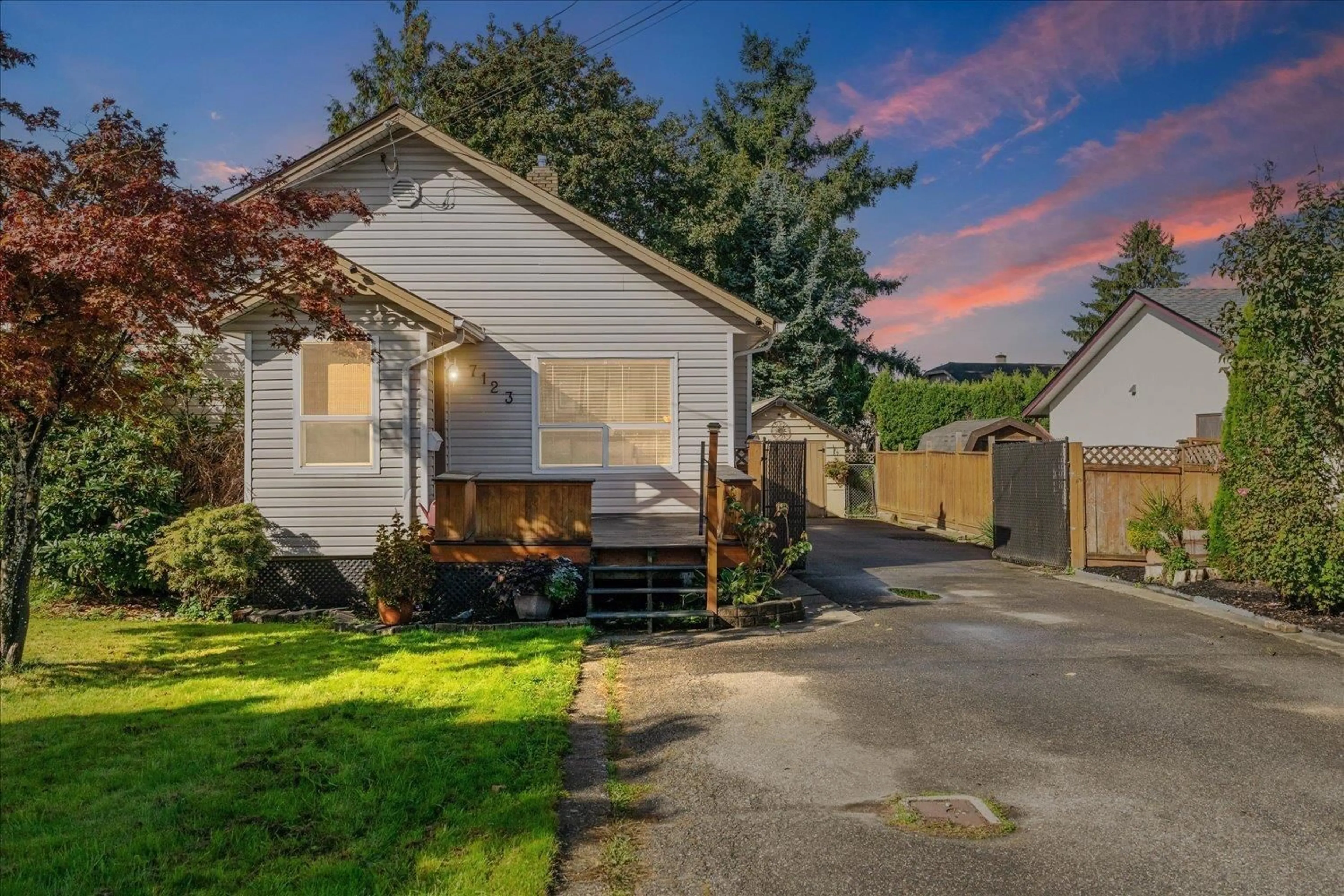A pic from outside/outdoor area/front of a property/back of a property/a pic from drone, street for 7123 ROCHESTER AVENUE, Chilliwack British Columbia V2R2P3