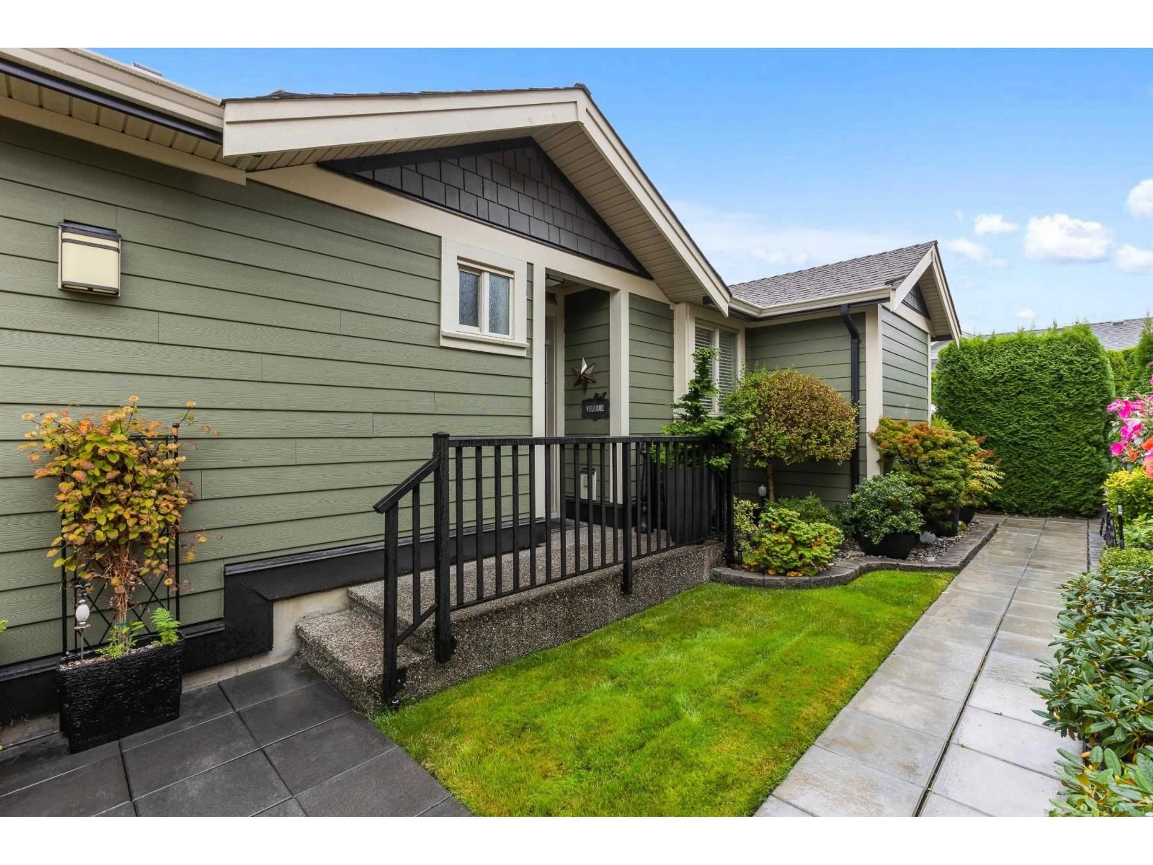 Home with vinyl exterior material, street for 22 - 350 174, Surrey British Columbia V3Z2N8