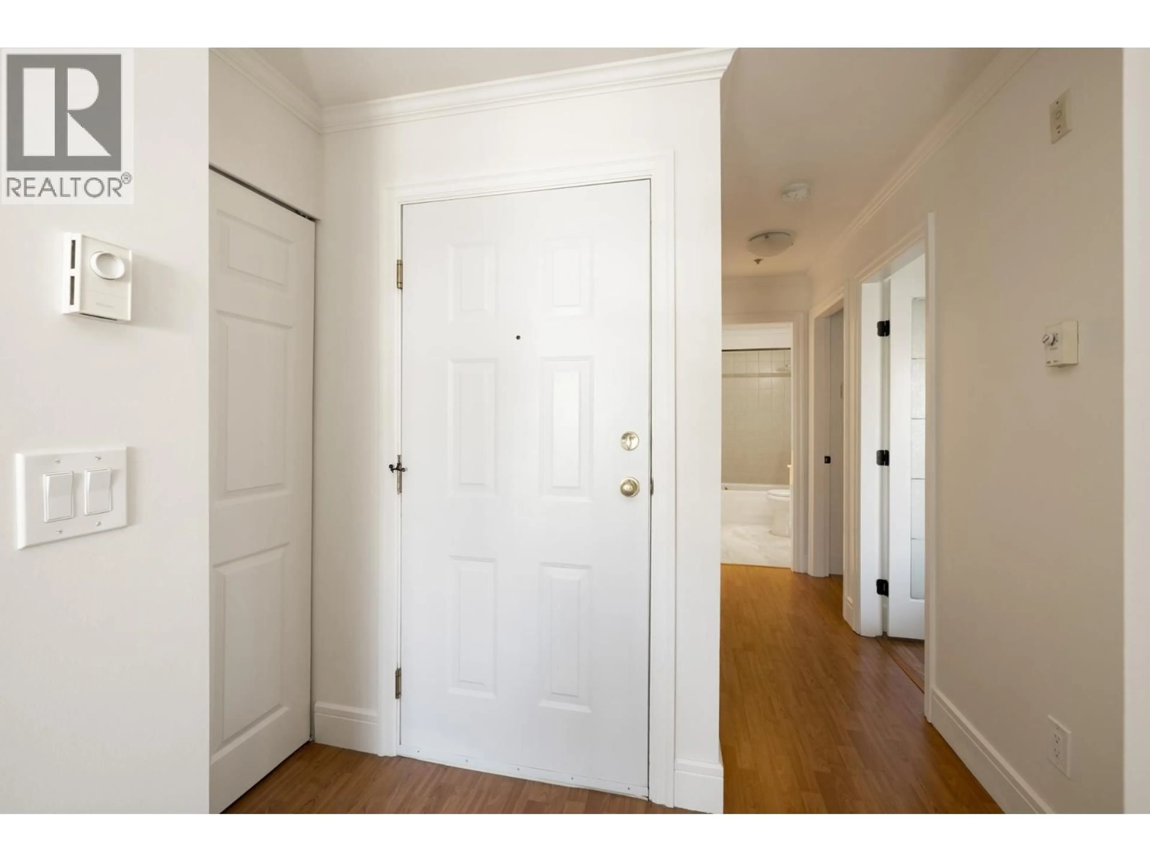 Indoor entryway for 303 - 788 8TH AVENUE, Vancouver British Columbia V5T1T4