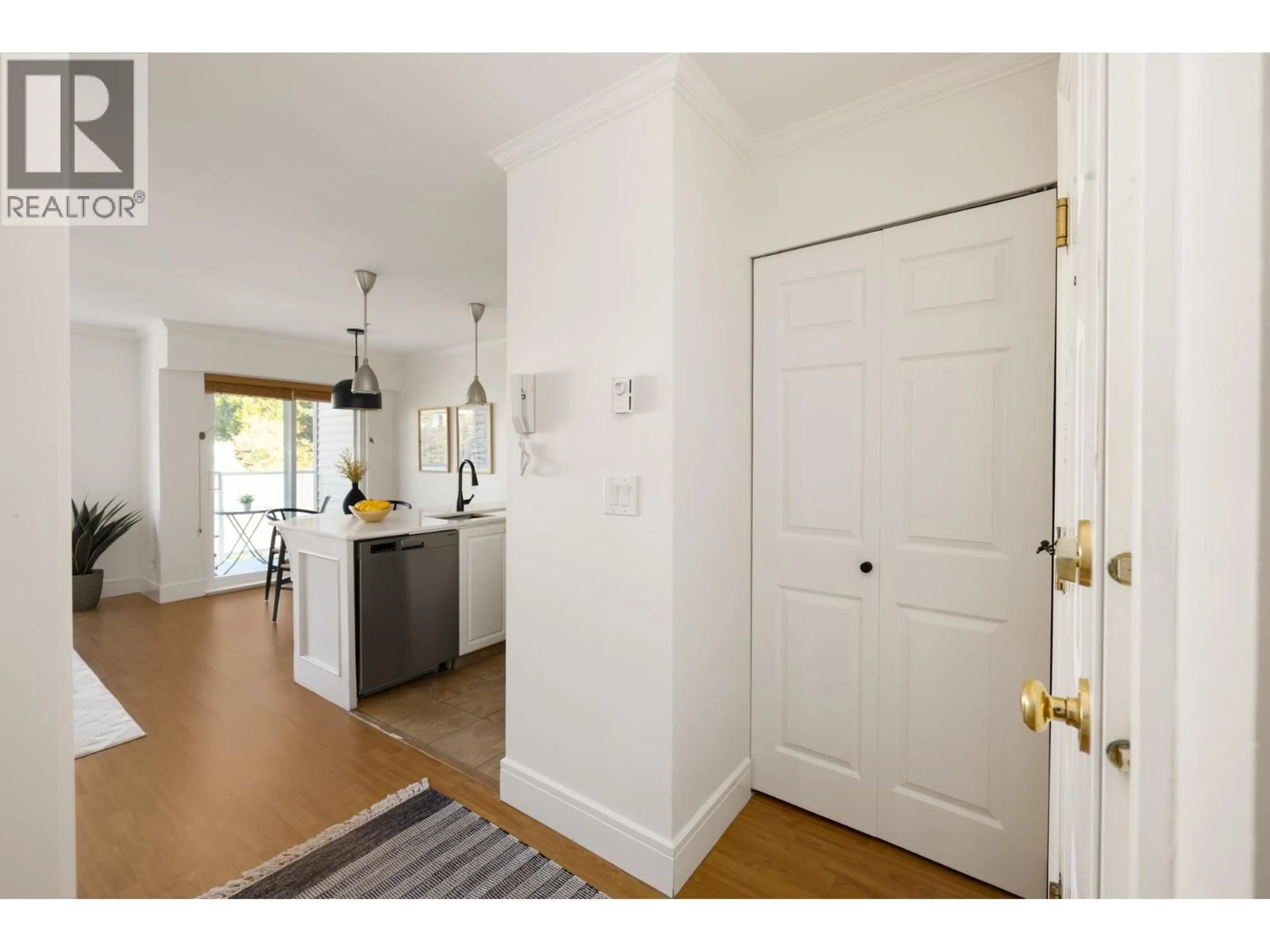Indoor entryway for 303 - 788 8TH AVENUE, Vancouver British Columbia V5T1T4