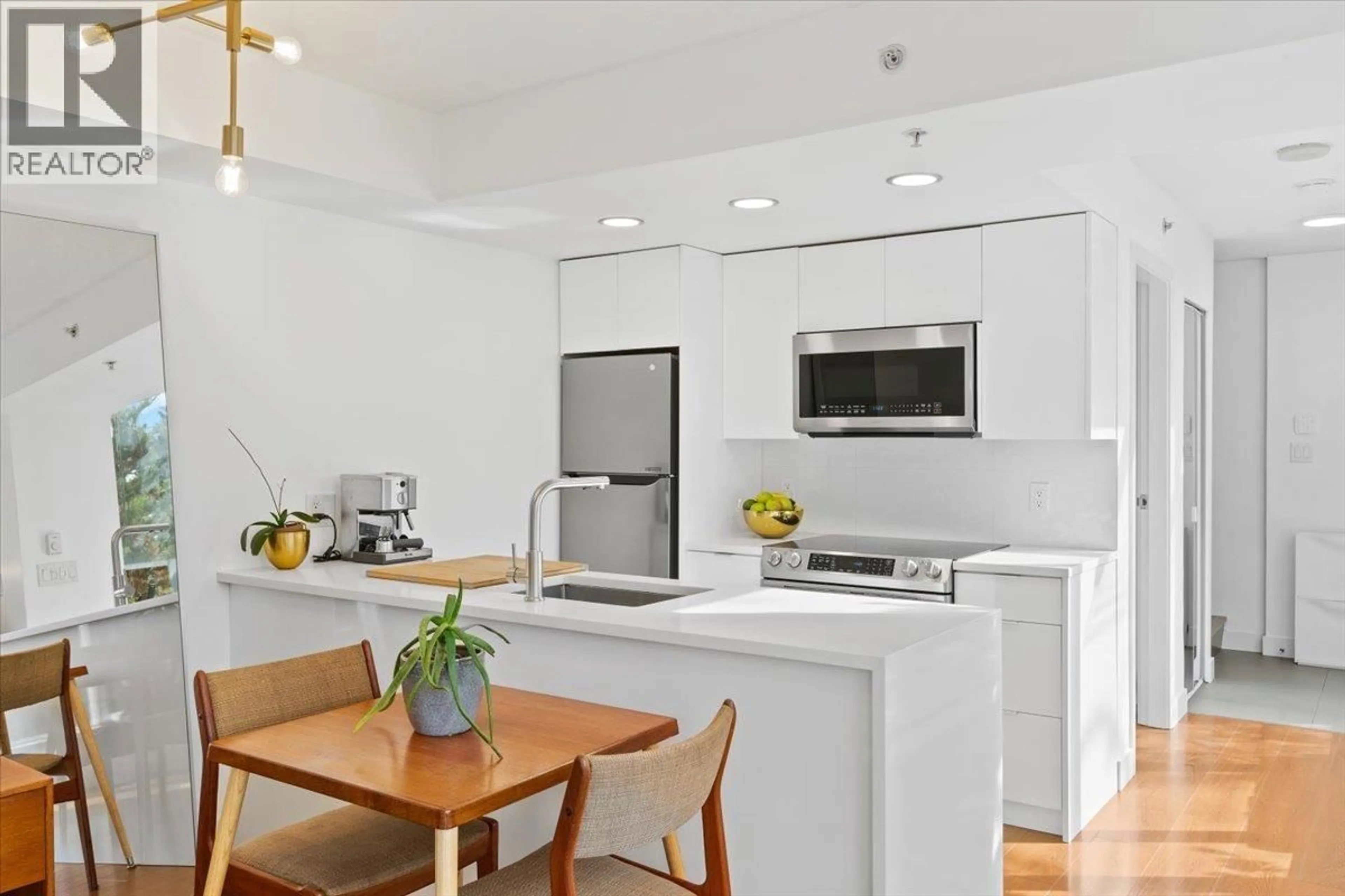Open concept kitchen, wood/laminate floor for 37 KEEFER PLACE, Vancouver British Columbia V6B1P8