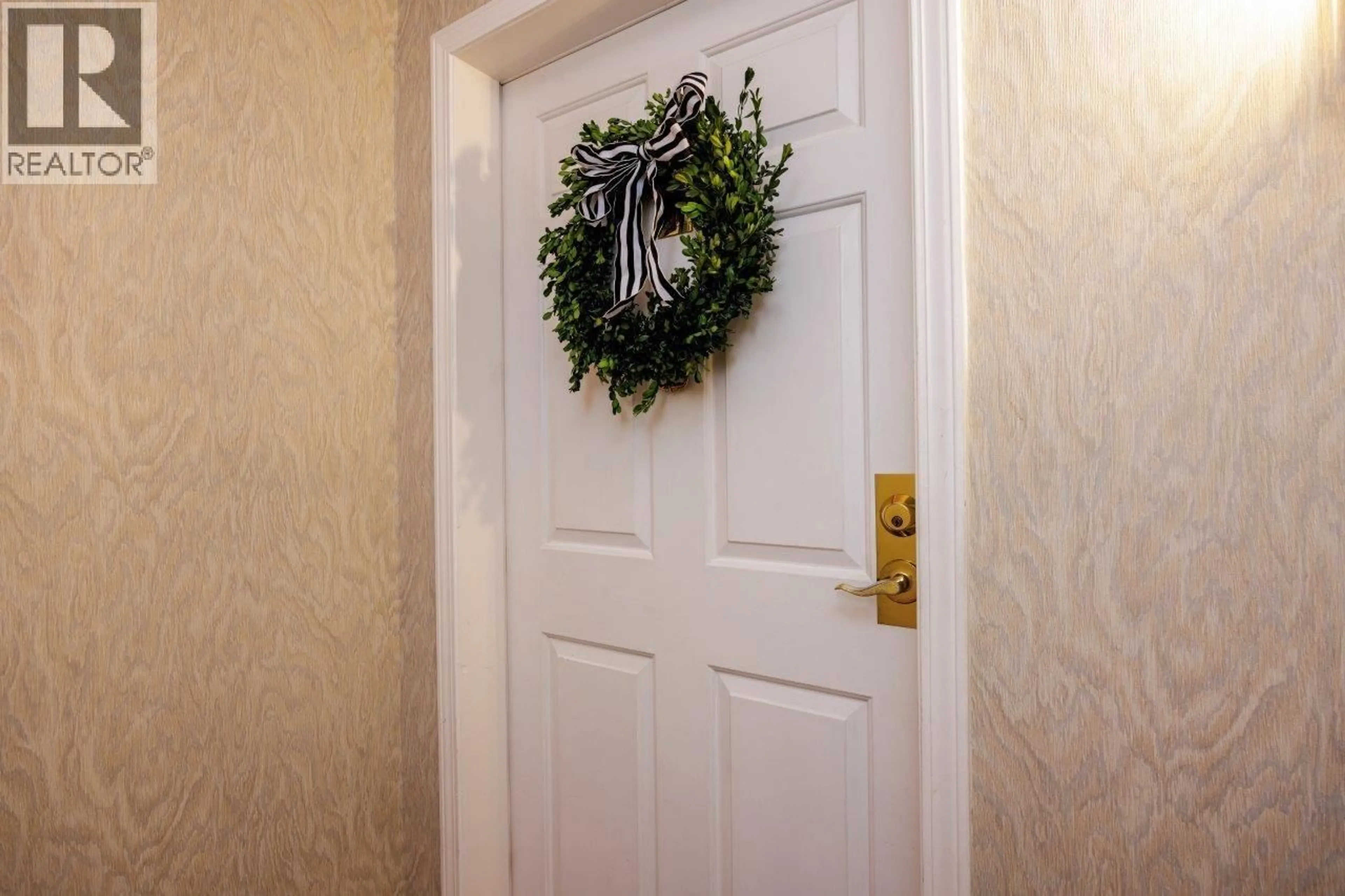 Indoor entryway for 17 - 2150 MARINE DRIVE, West Vancouver British Columbia V7V1K3
