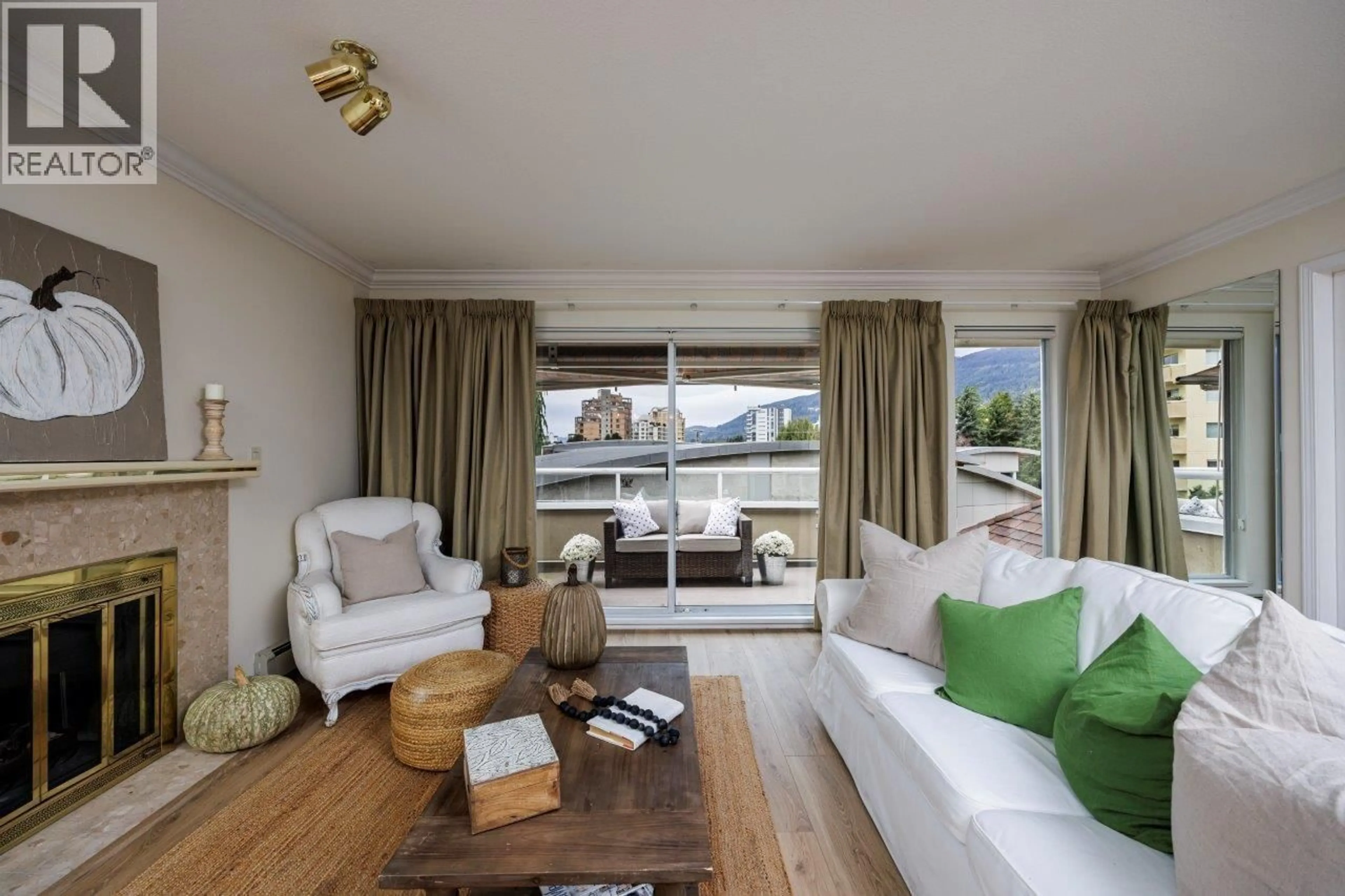 Living room with furniture, wood/laminate floor for 17 - 2150 MARINE DRIVE, West Vancouver British Columbia V7V1K3