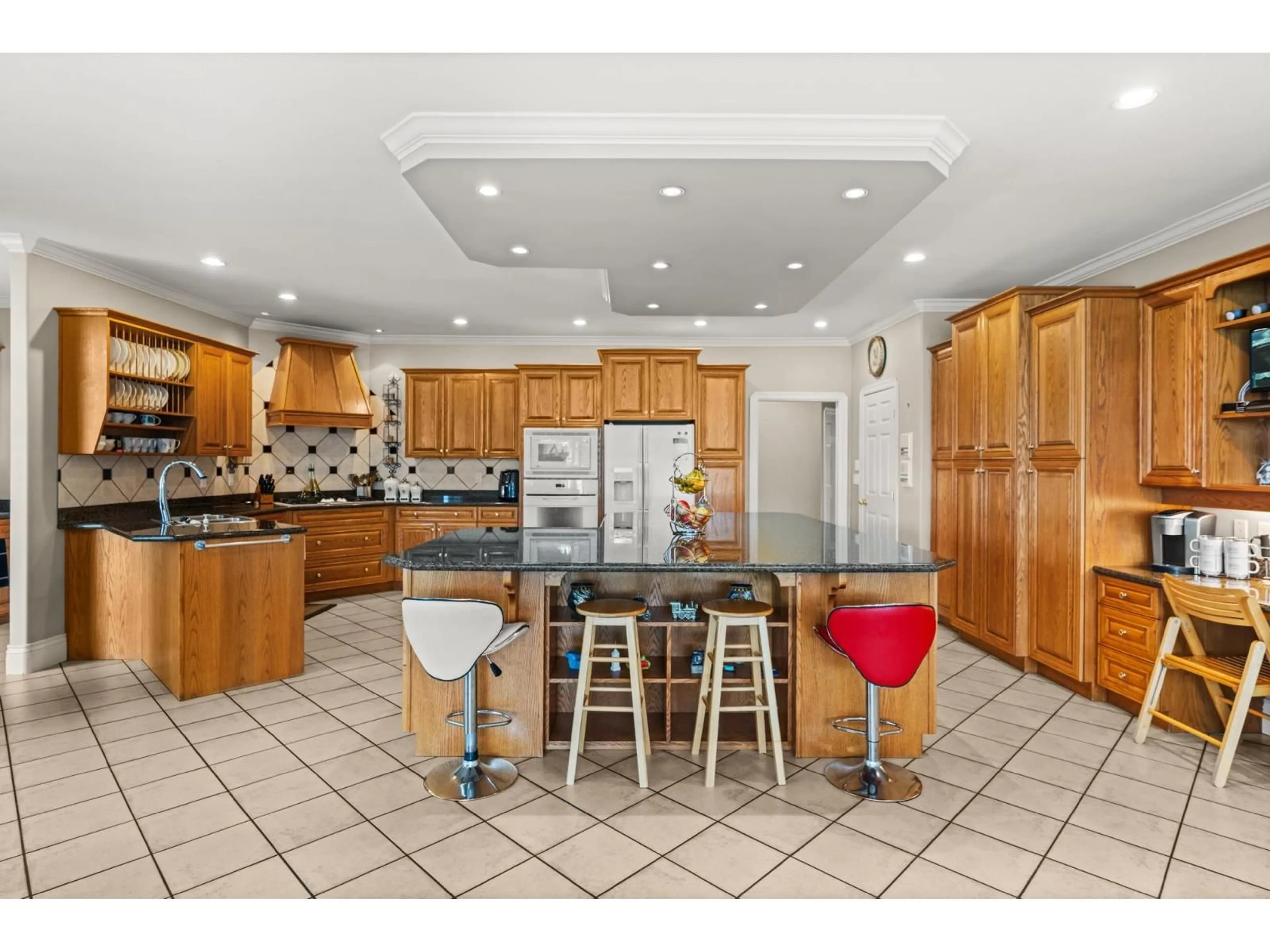 Open concept kitchen, ceramic/tile floor for 667 248, Langley British Columbia V4W2C2