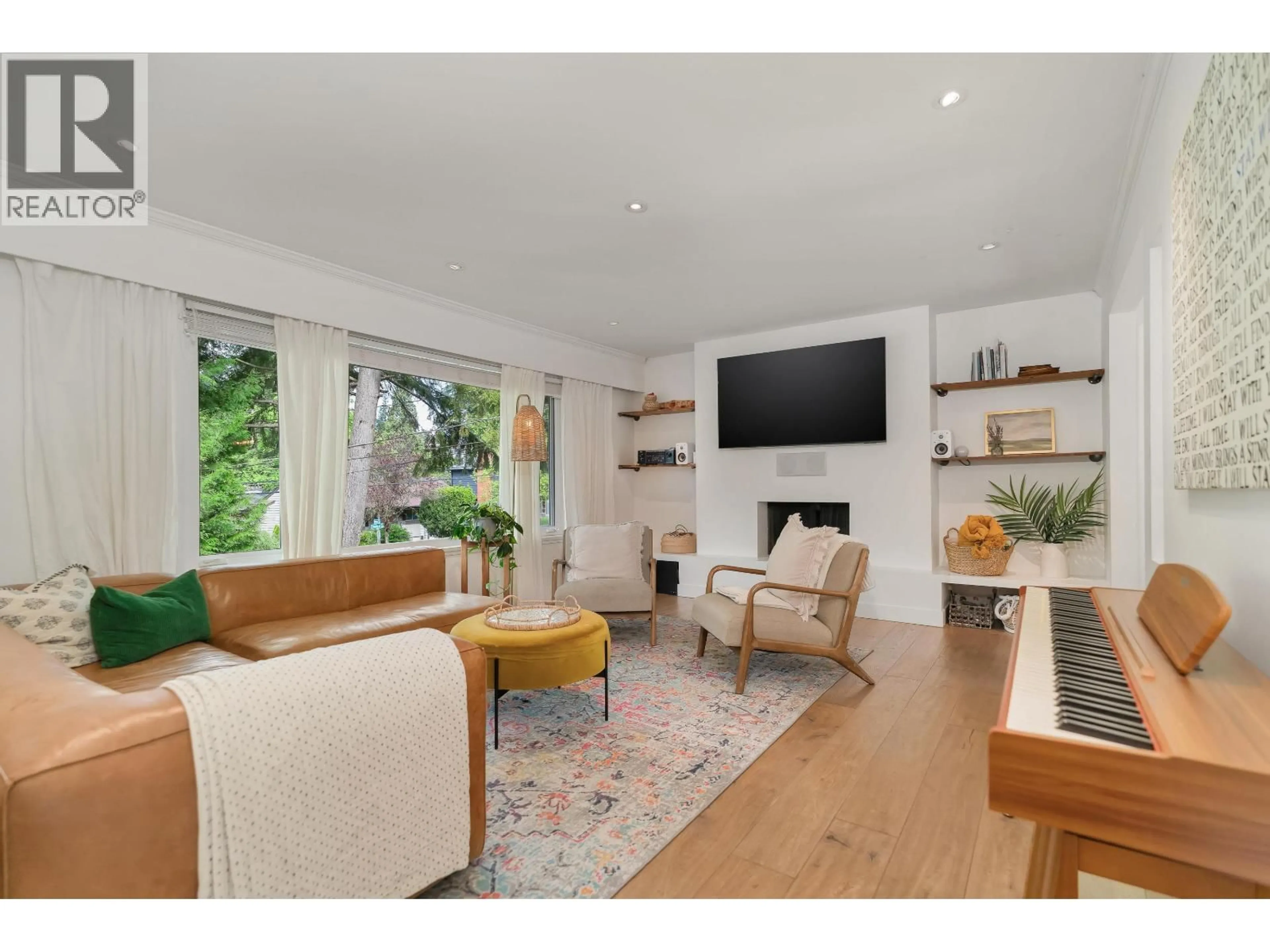 Living room with furniture, wood/laminate floor for 960 THERMAL DRIVE, Coquitlam British Columbia V3J6S1