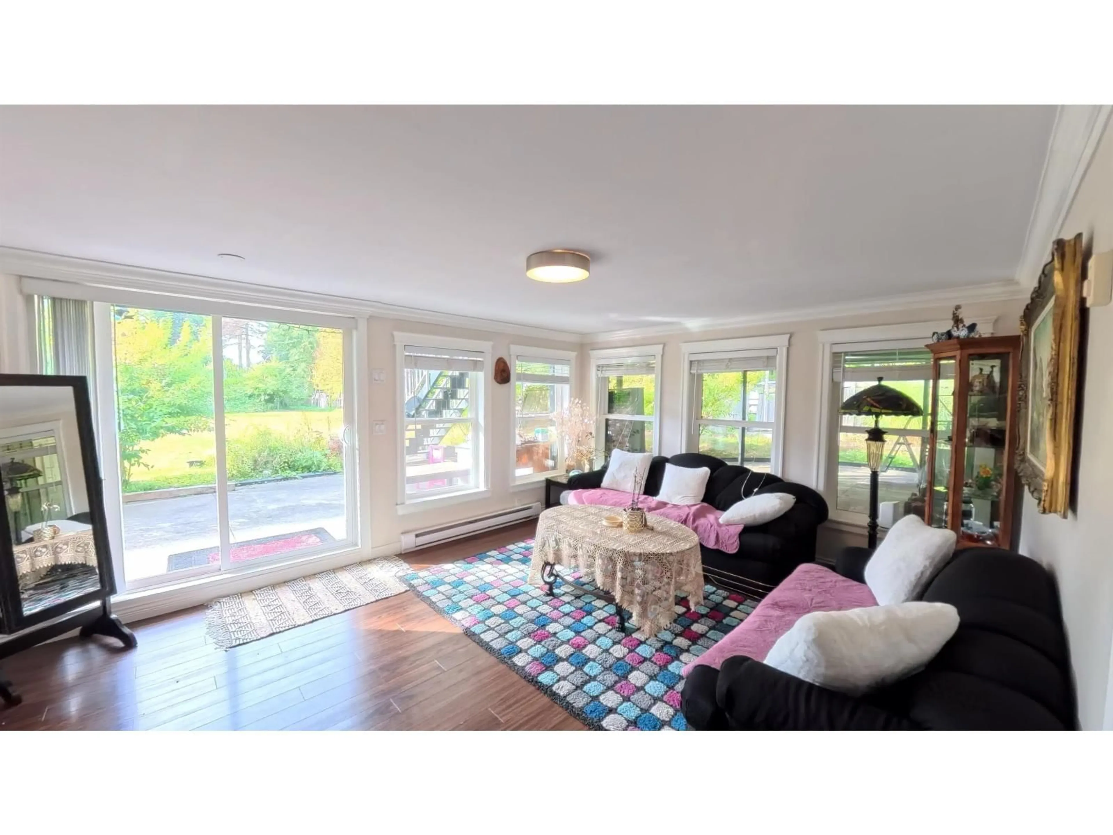 Living room with furniture, unknown for 1995 140, Surrey British Columbia V4A4H2
