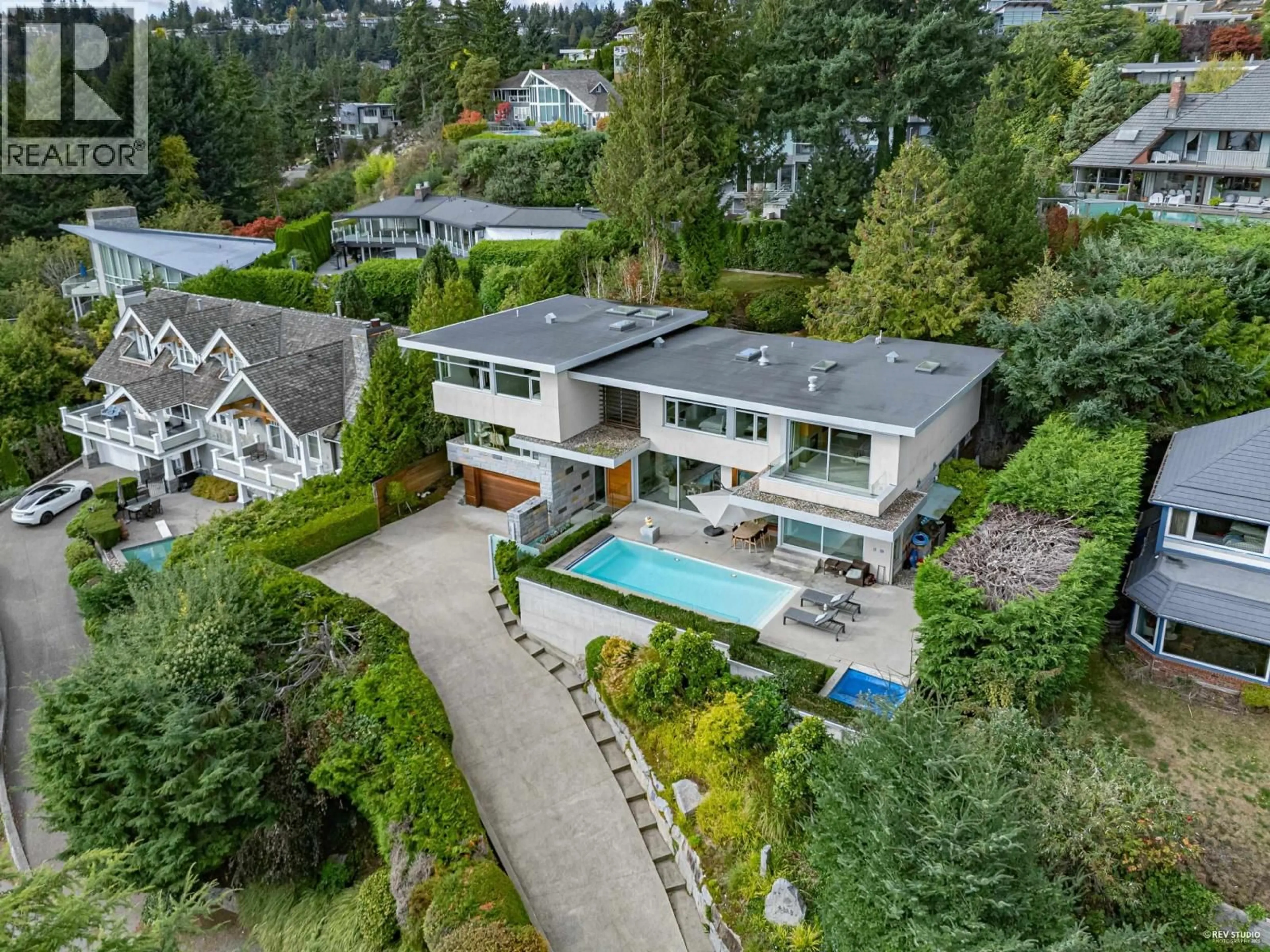 A pic from outside/outdoor area/front of a property/back of a property/a pic from drone, unknown for 4313 ROCKRIDGE ROAD, West Vancouver British Columbia V7W1A6