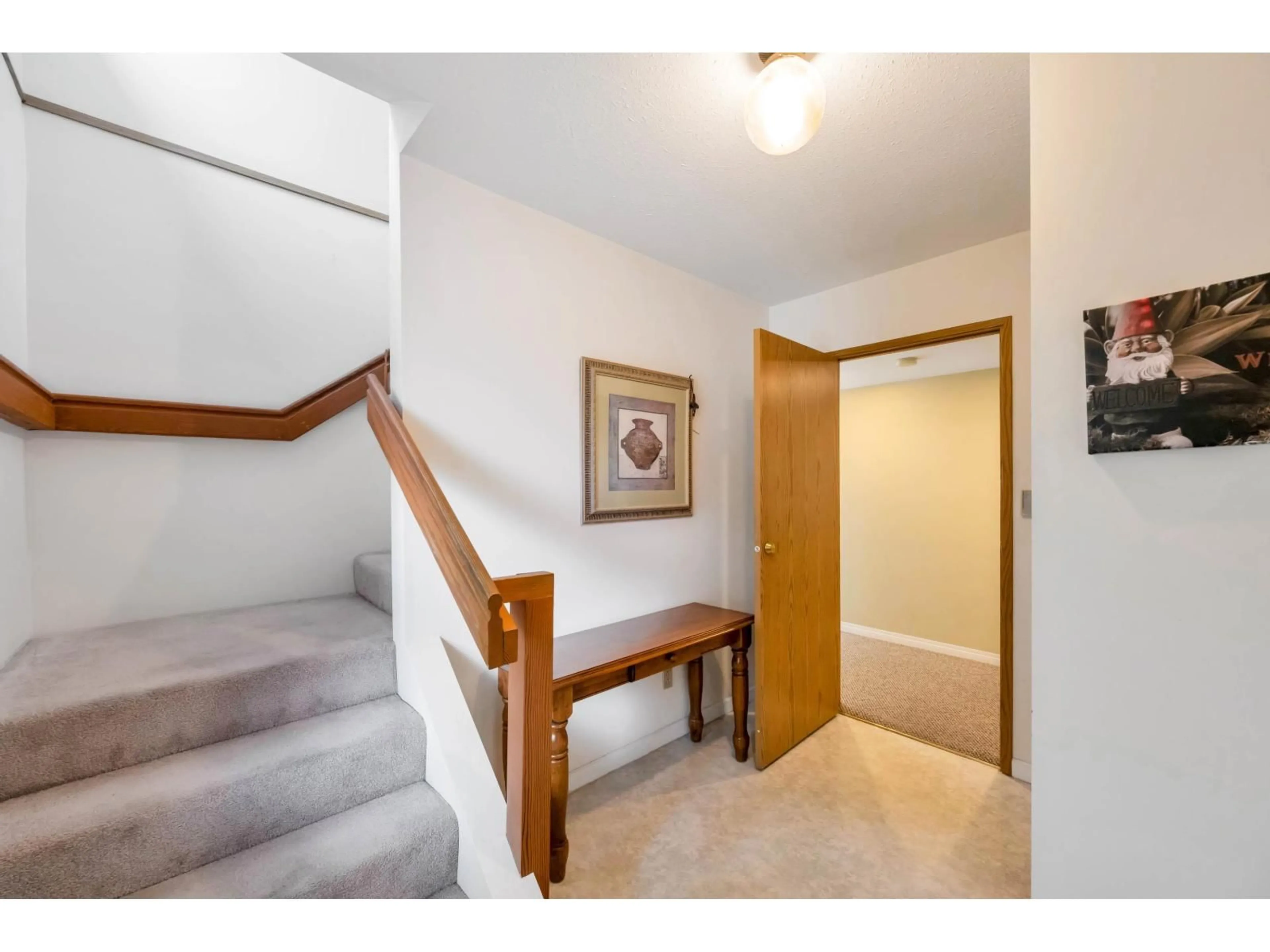 Indoor entryway for 2147 154, Surrey British Columbia V4A4S5