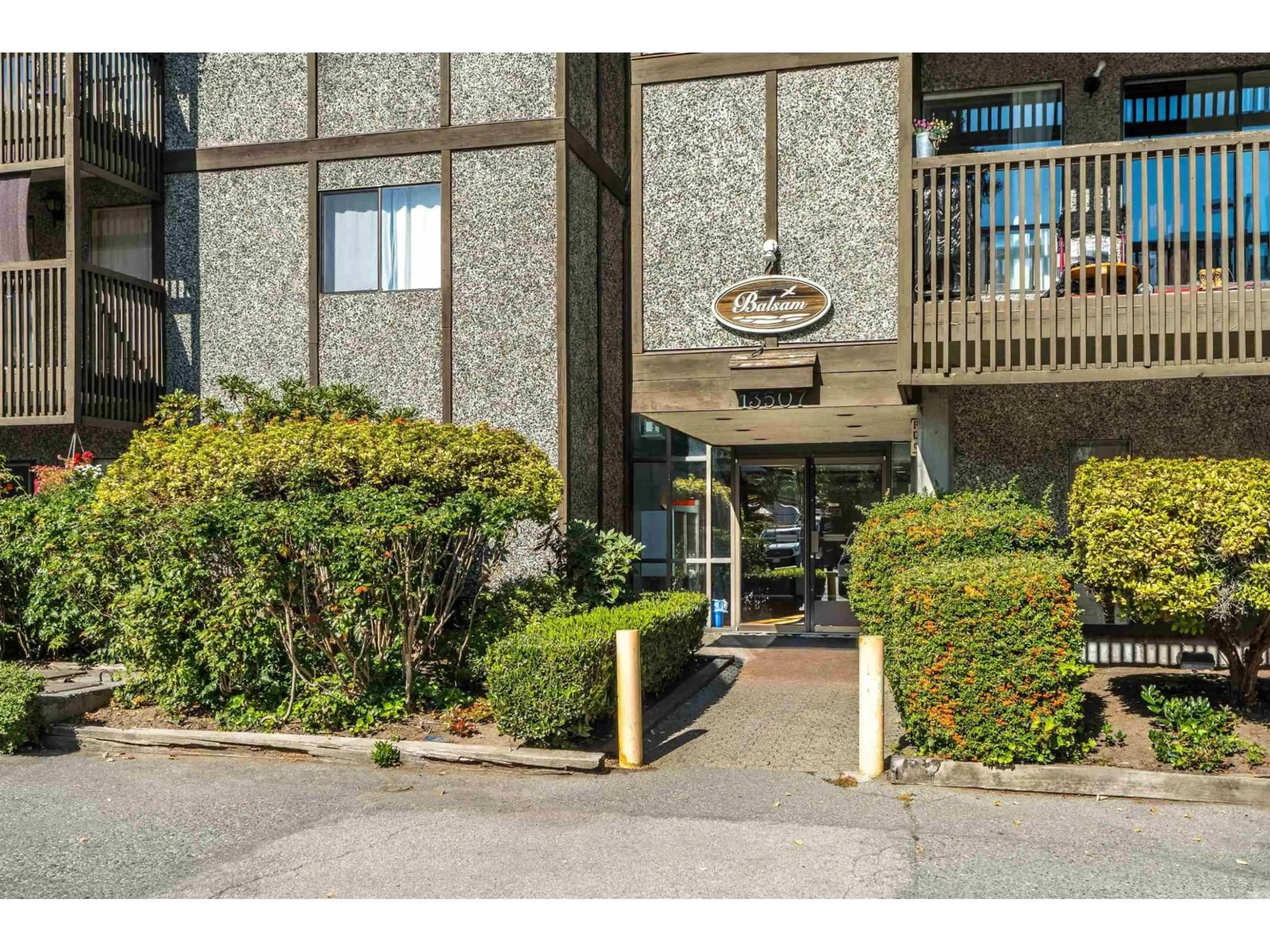 Indoor foyer for 316 - 13507 96, Surrey British Columbia V3V7P3