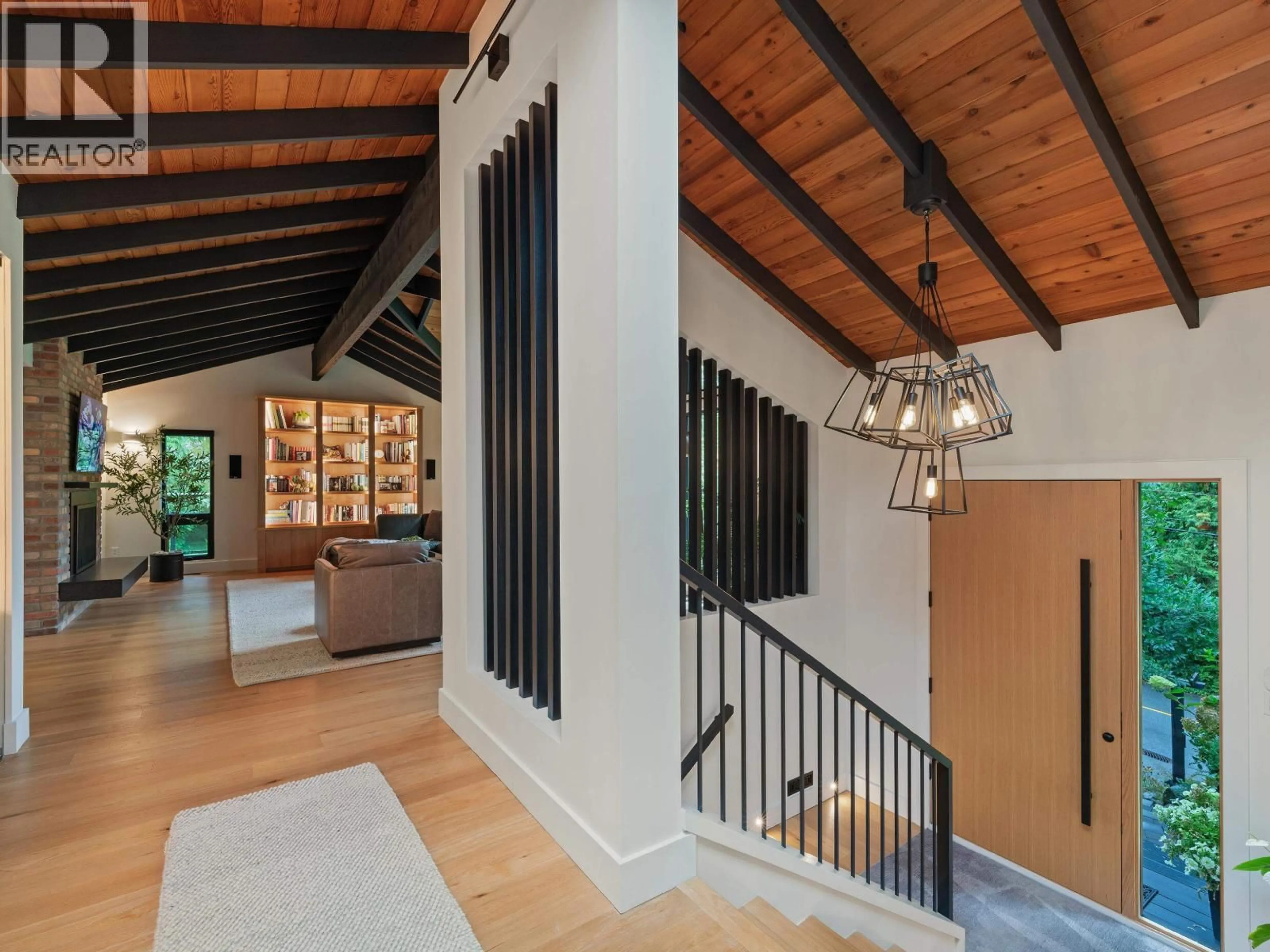 Indoor entryway for 4645 CAULFEILD DRIVE, West Vancouver British Columbia V7W1E9