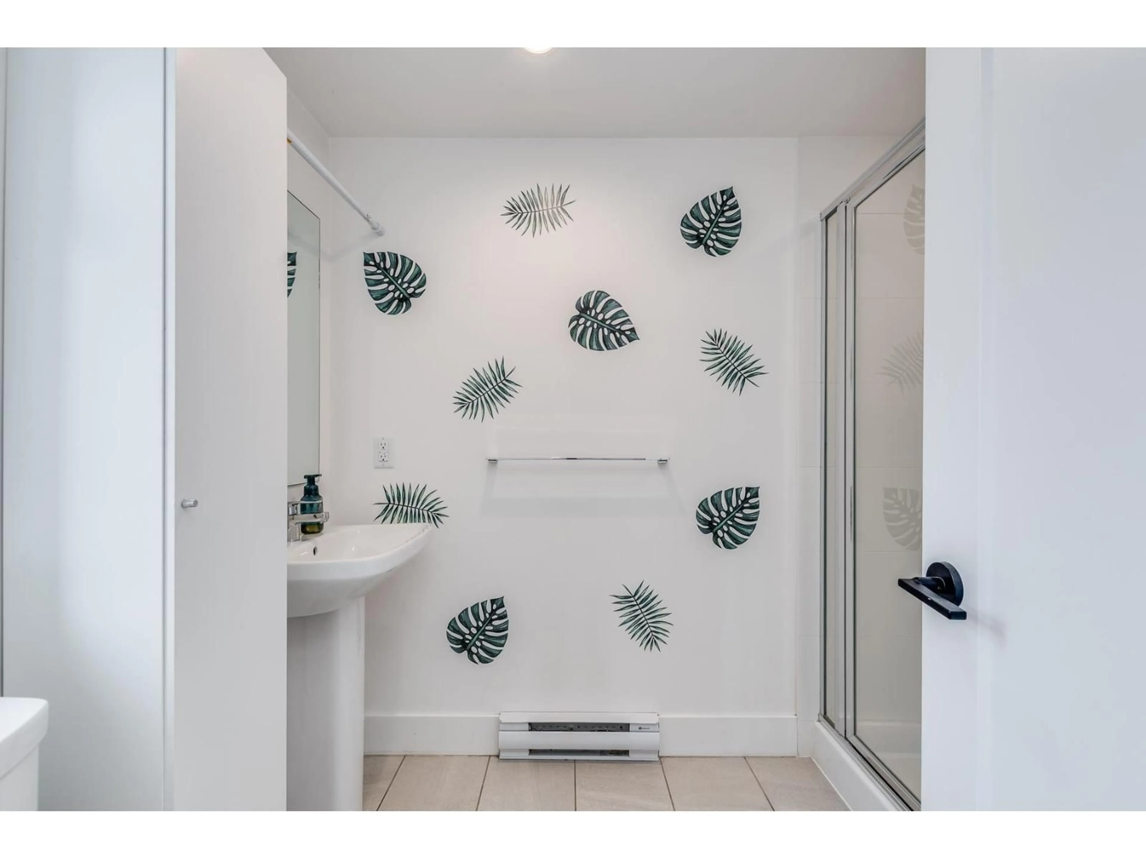 Contemporary bathroom, ceramic/tile floor for 4 - 17555 57A, Surrey British Columbia V3S7V2