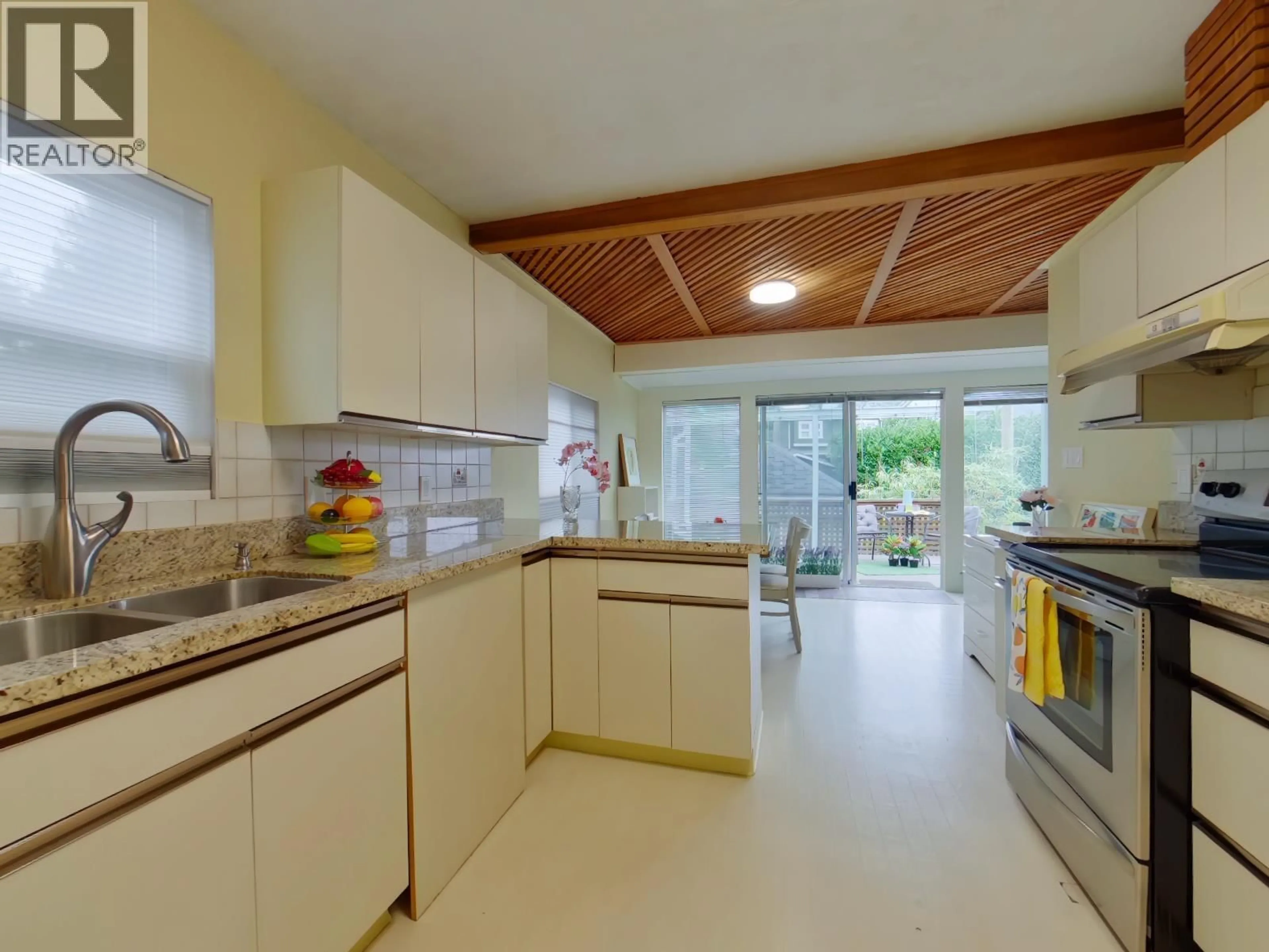 Kitchen with laundary machines, unknown for 4427 16TH AVENUE, Vancouver British Columbia V6R3E7