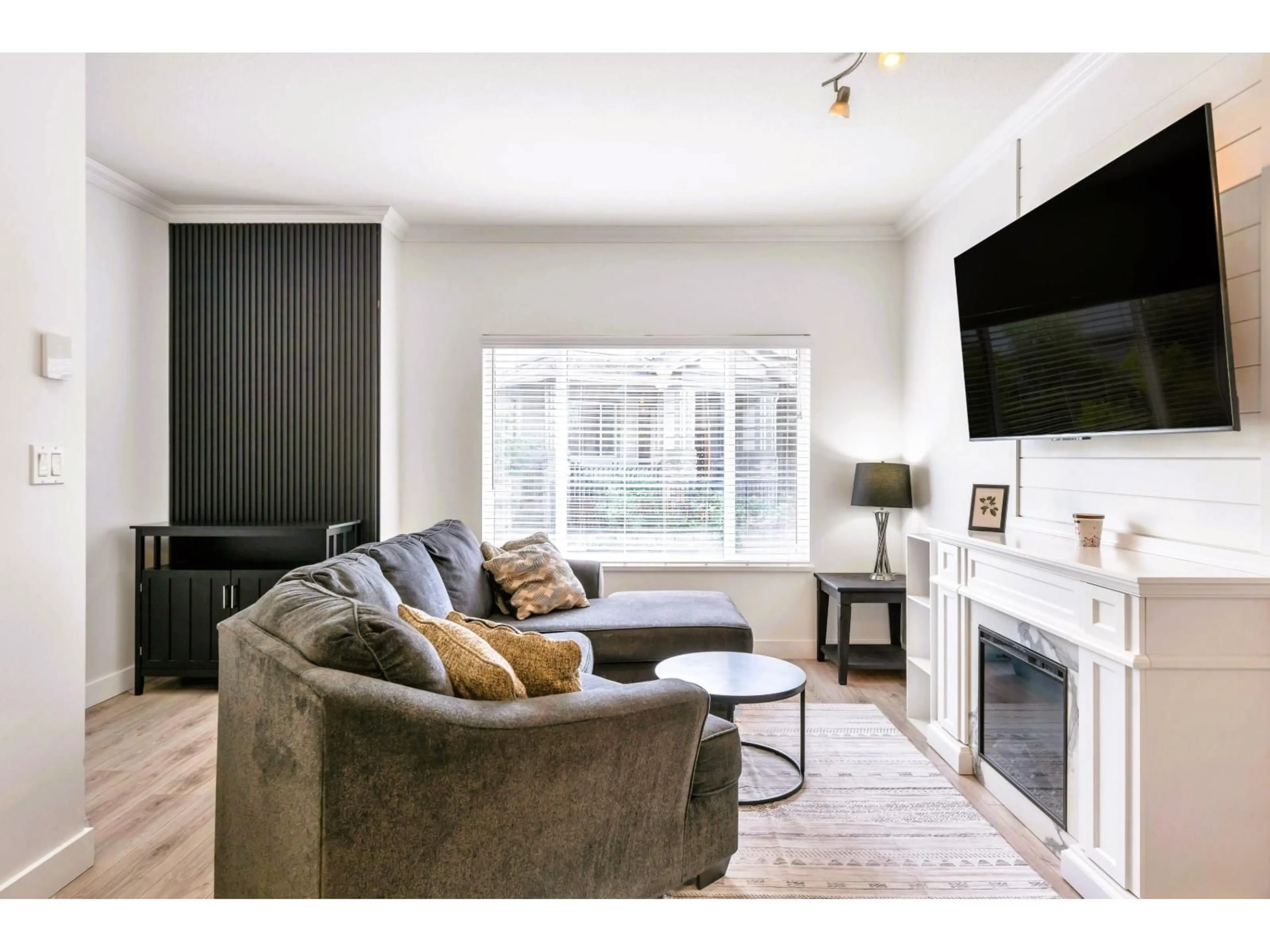 Living room with furniture, unknown for 193 - 18701 66TH, Surrey British Columbia V3S4B1