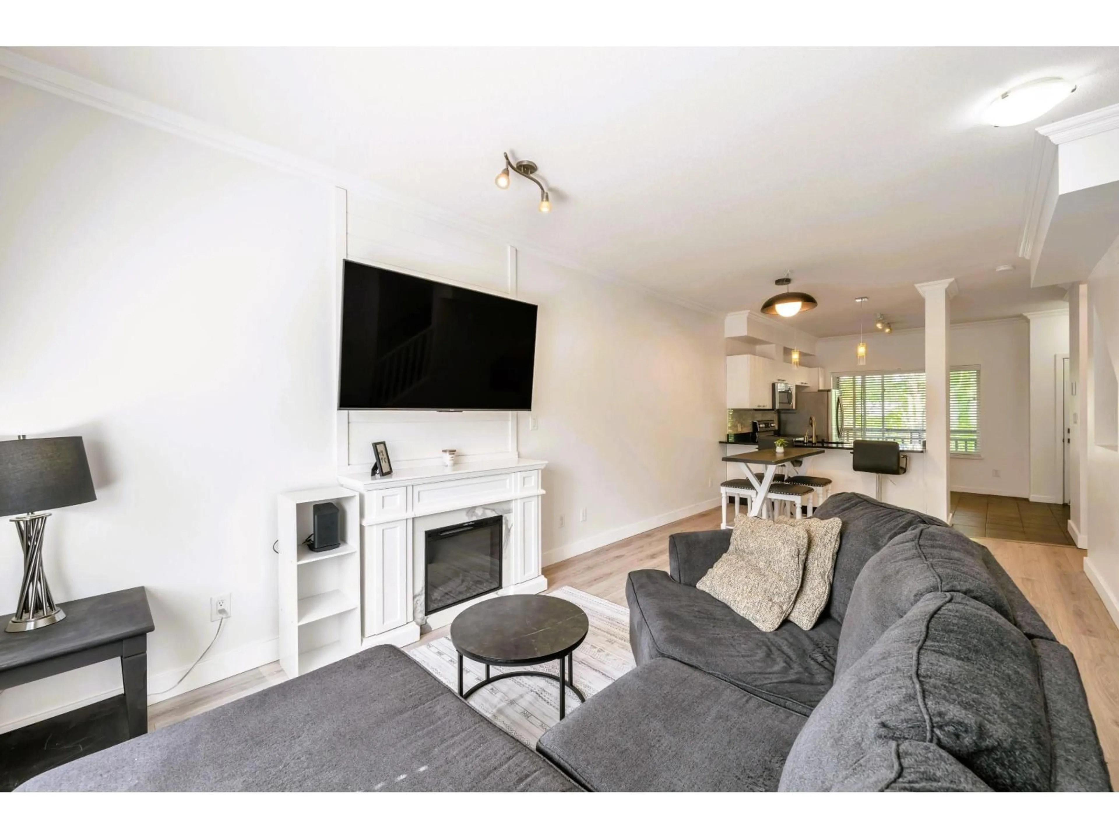 Living room with furniture, unknown for 193 - 18701 66TH, Surrey British Columbia V3S4B1
