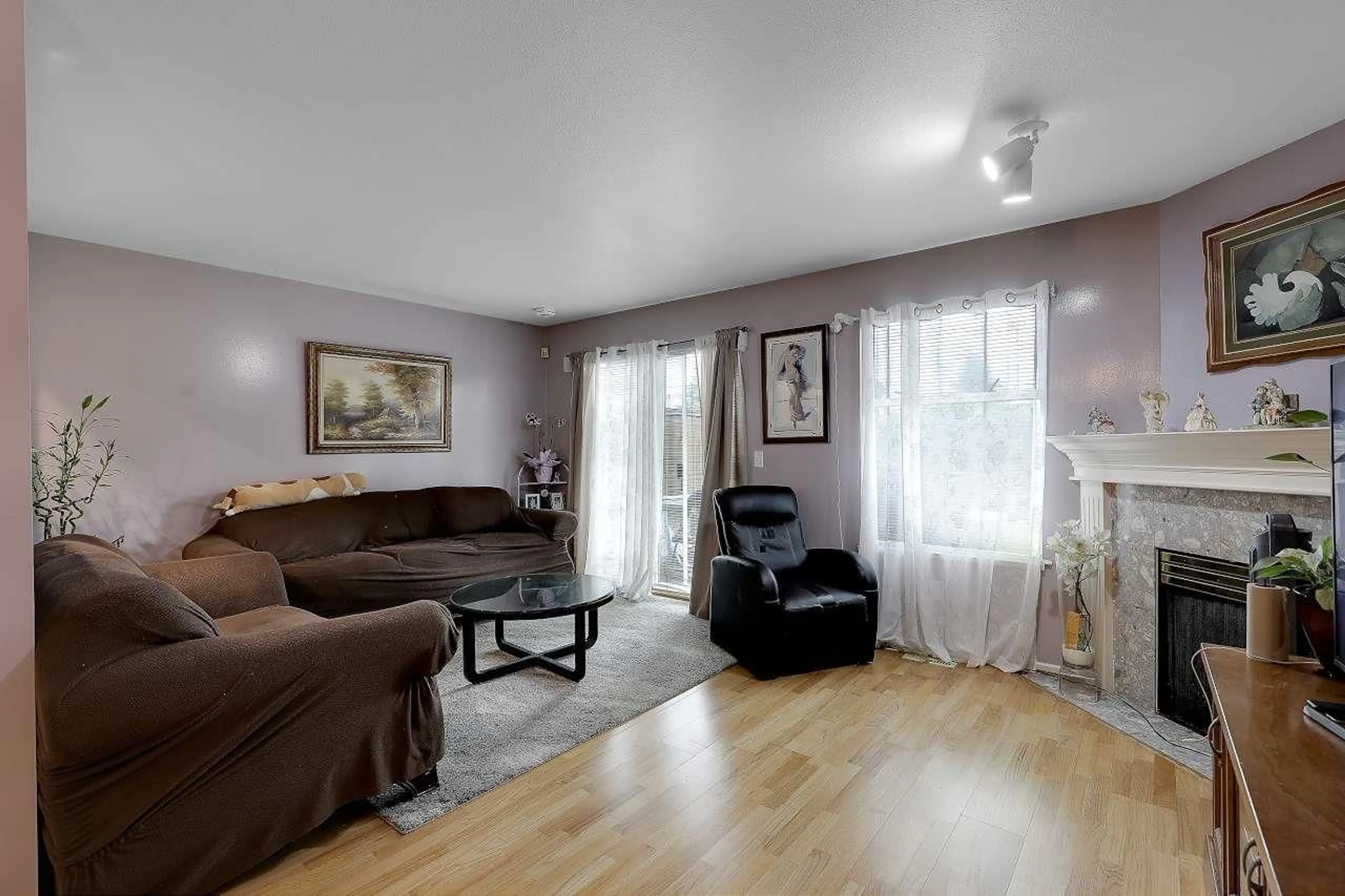 Living room with furniture, wood/laminate floor for 30 - 10038 155, Surrey British Columbia V3R0S2