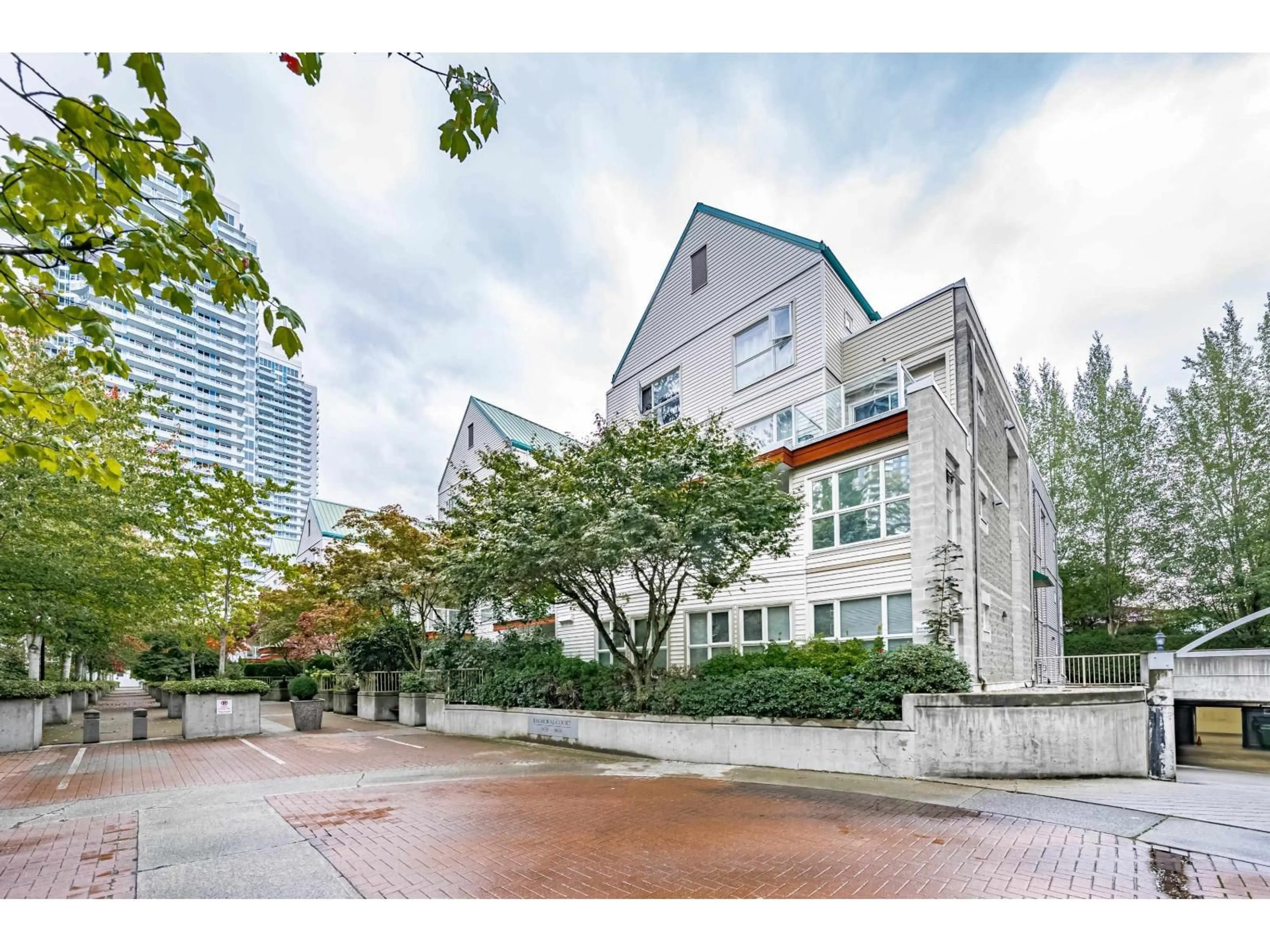 Patio, street for D102 - 9838 WHALLEY, Surrey British Columbia V3T5S8
