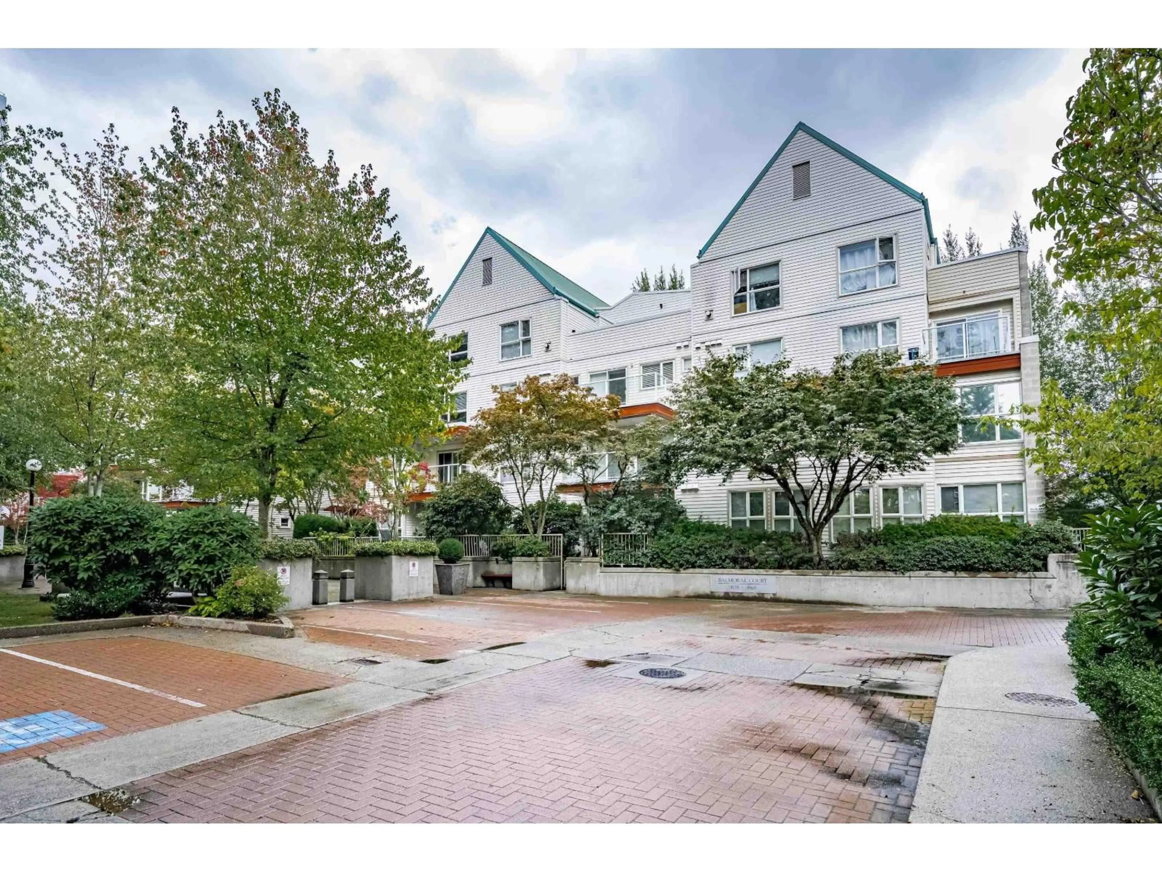 Patio, street for D102 - 9838 WHALLEY, Surrey British Columbia V3T5S8