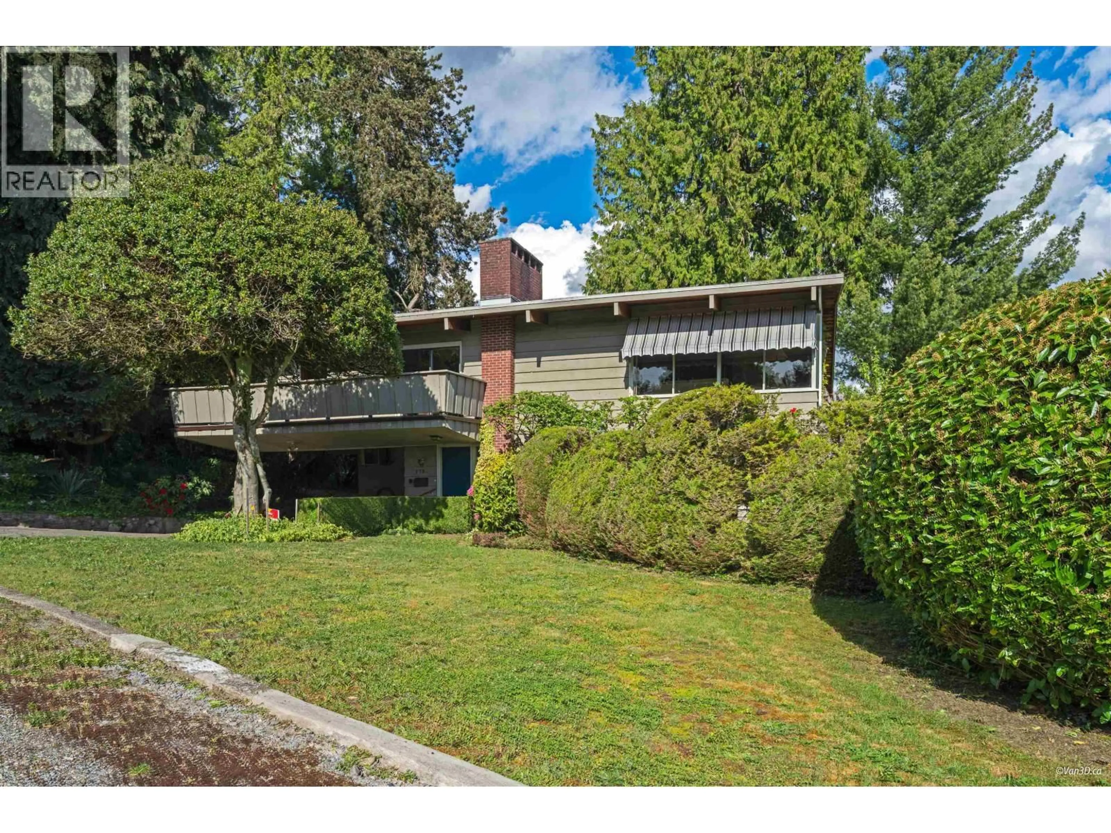 A pic from outside/outdoor area/front of a property/back of a property/a pic from drone, street for 1752 OTTAWA PLACE, West Vancouver British Columbia V7V2T7