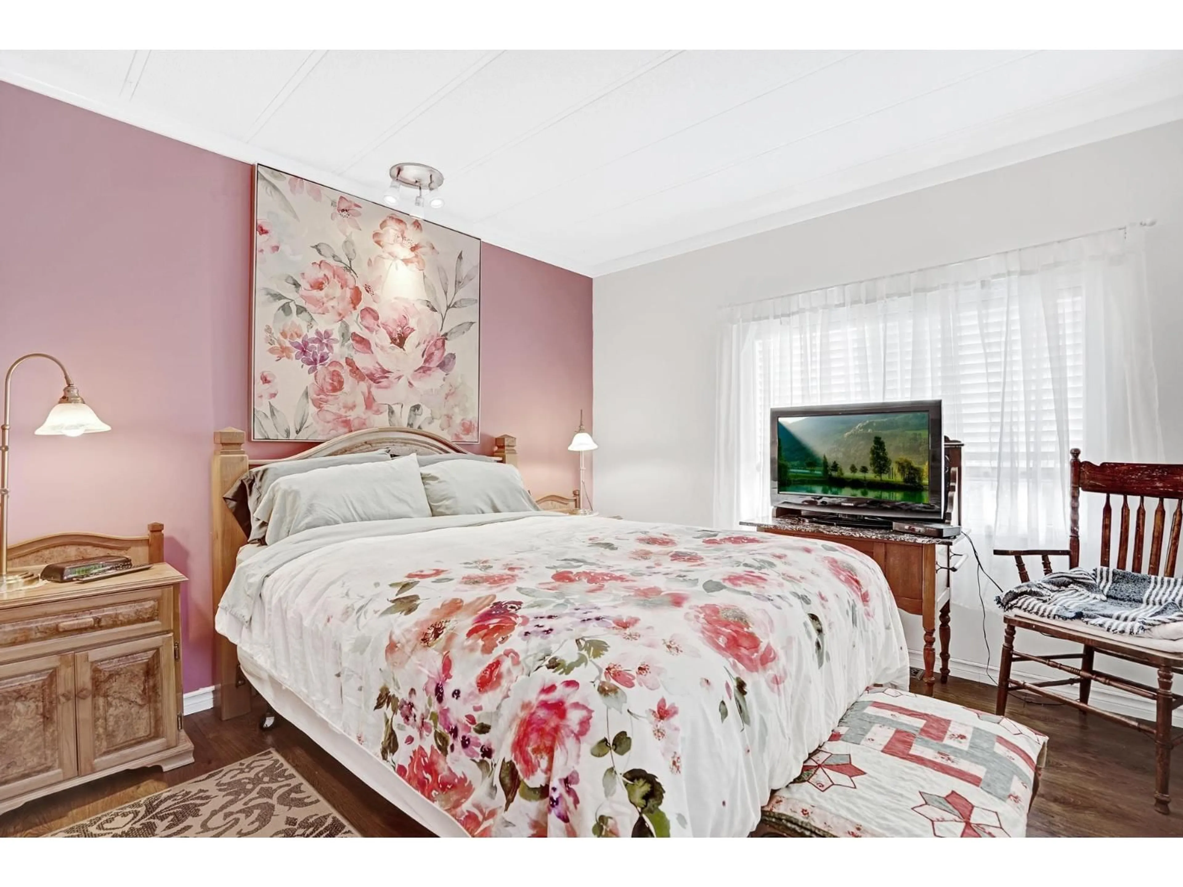 Bedroom with bed, wood/laminate floor for 123 - 6338 VEDDER ROAD, Chilliwack British Columbia V2R3R4
