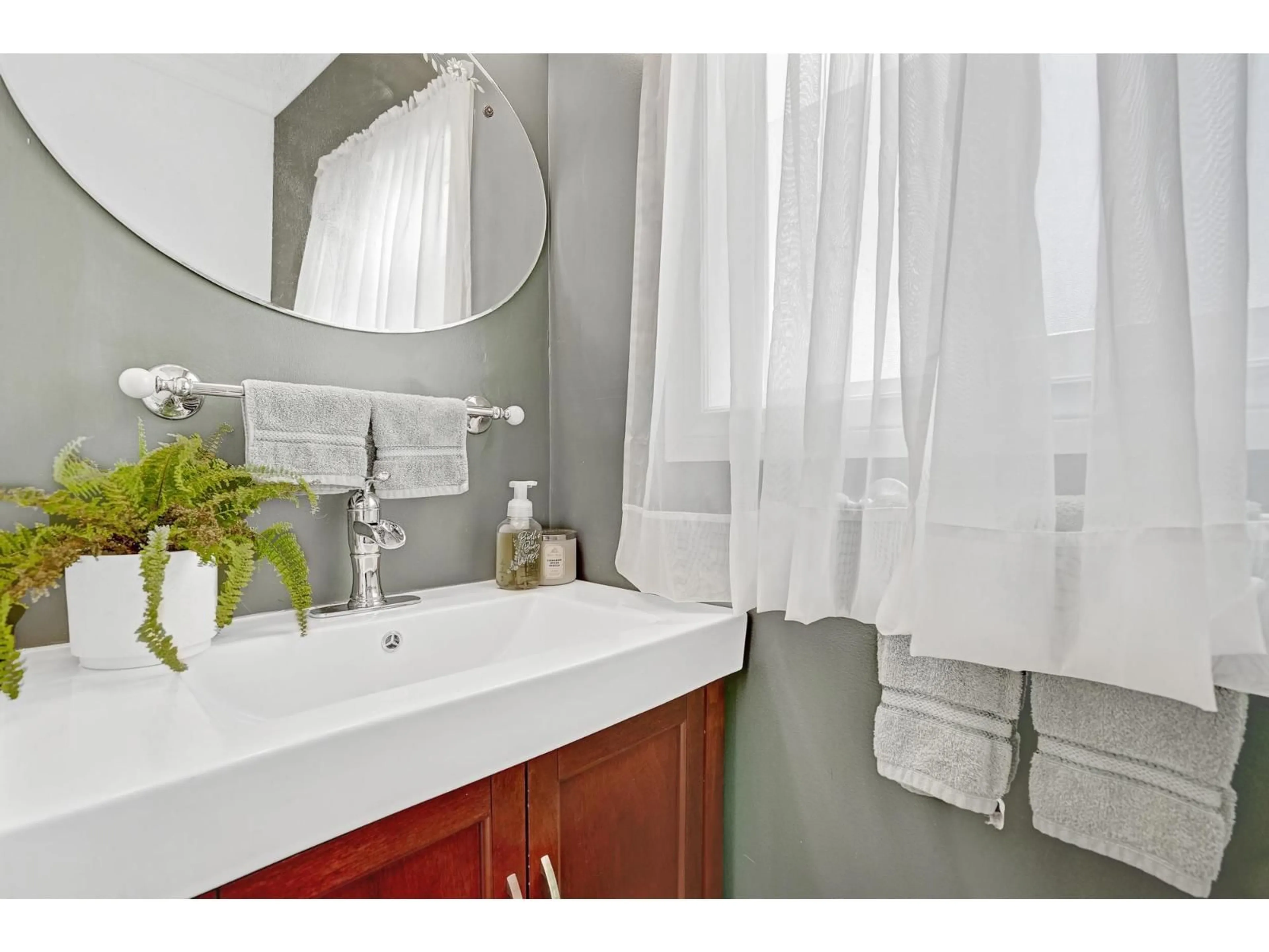 Contemporary bathroom, ceramic/tile floor for 123 - 6338 VEDDER ROAD, Chilliwack British Columbia V2R3R4