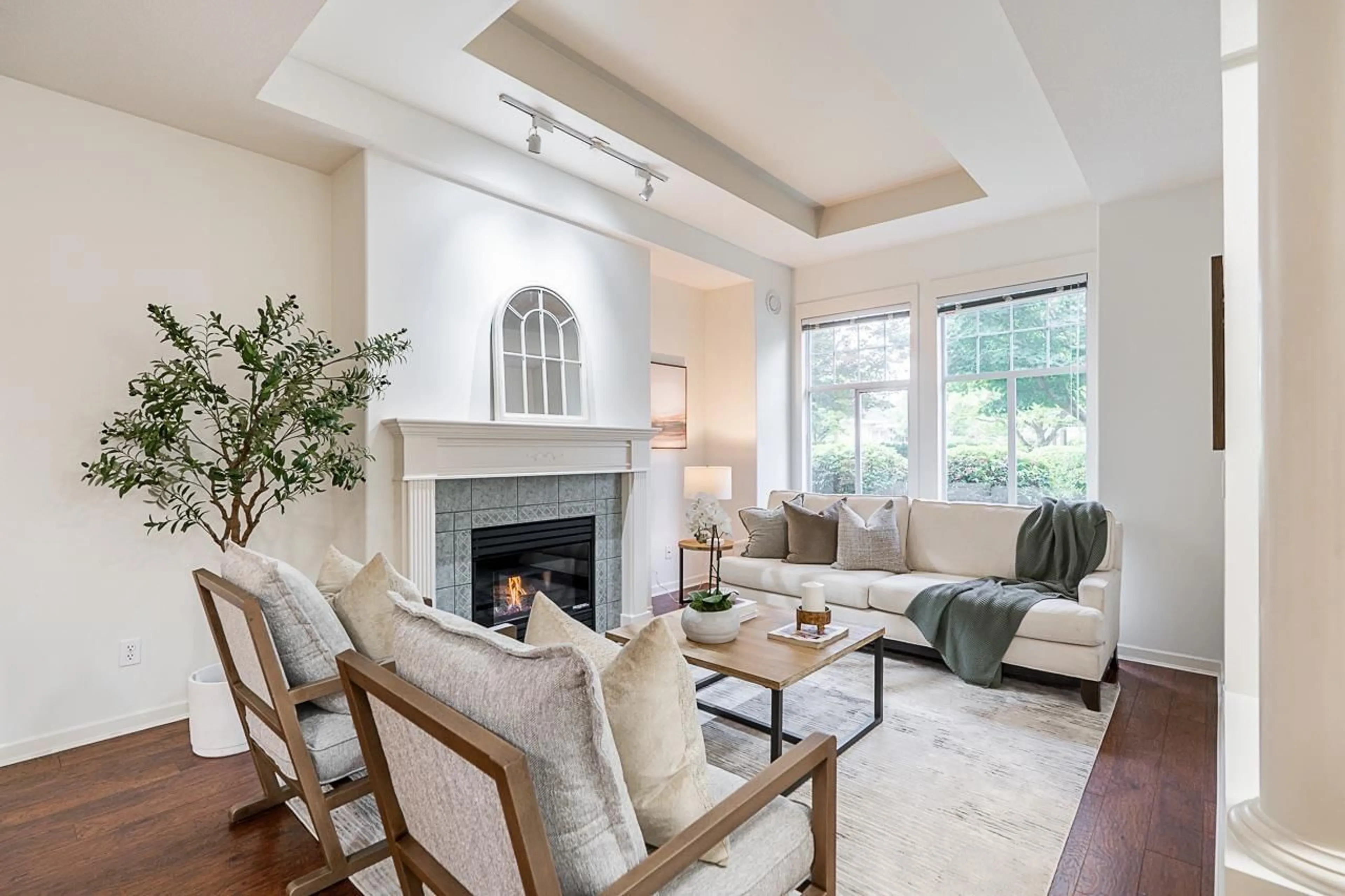 Living room with furniture, unknown for 16 - 15677 24, Surrey British Columbia V4A2J6