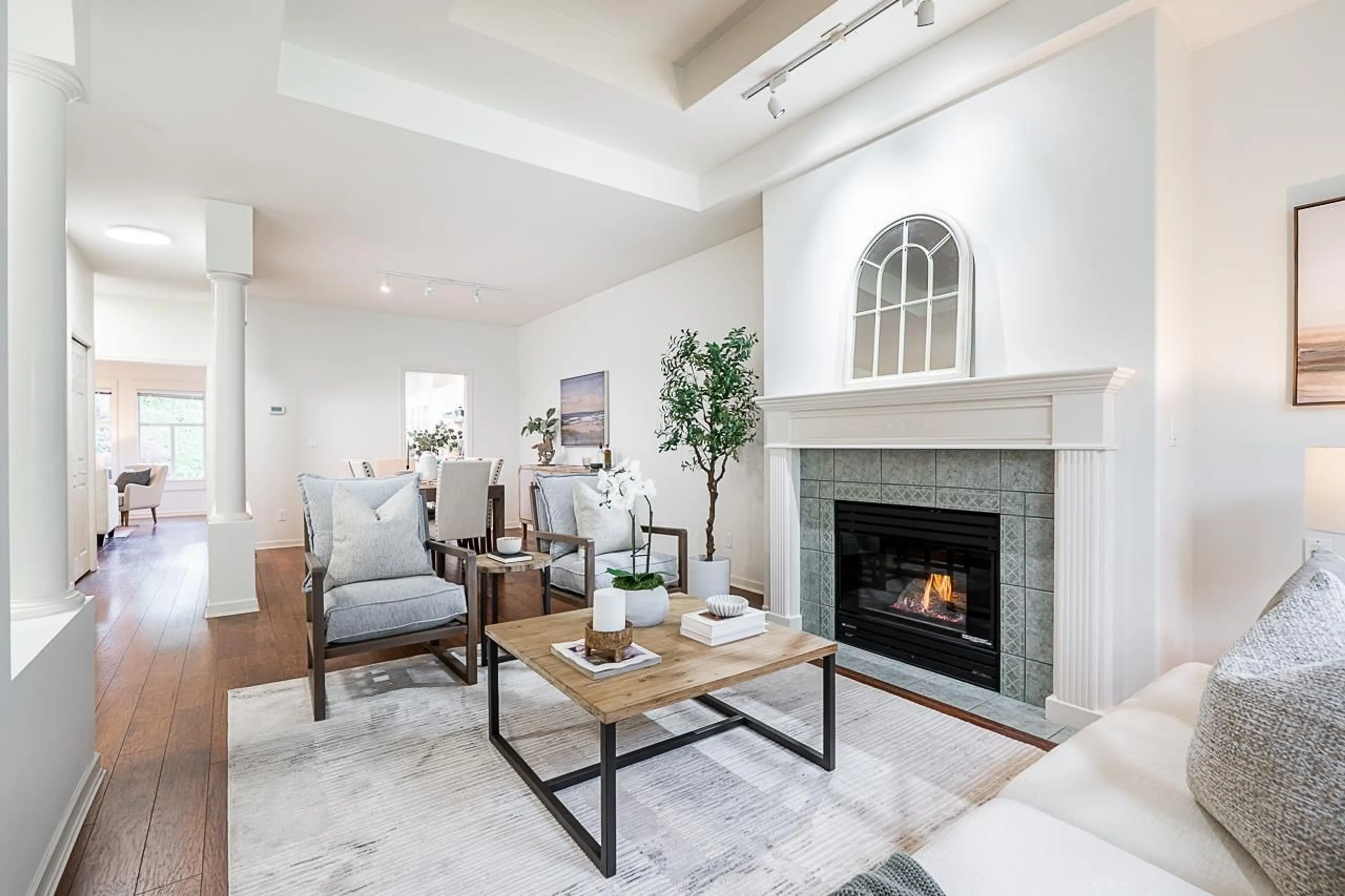 Living room with furniture, ceramic/tile floor for 16 - 15677 24, Surrey British Columbia V4A2J6