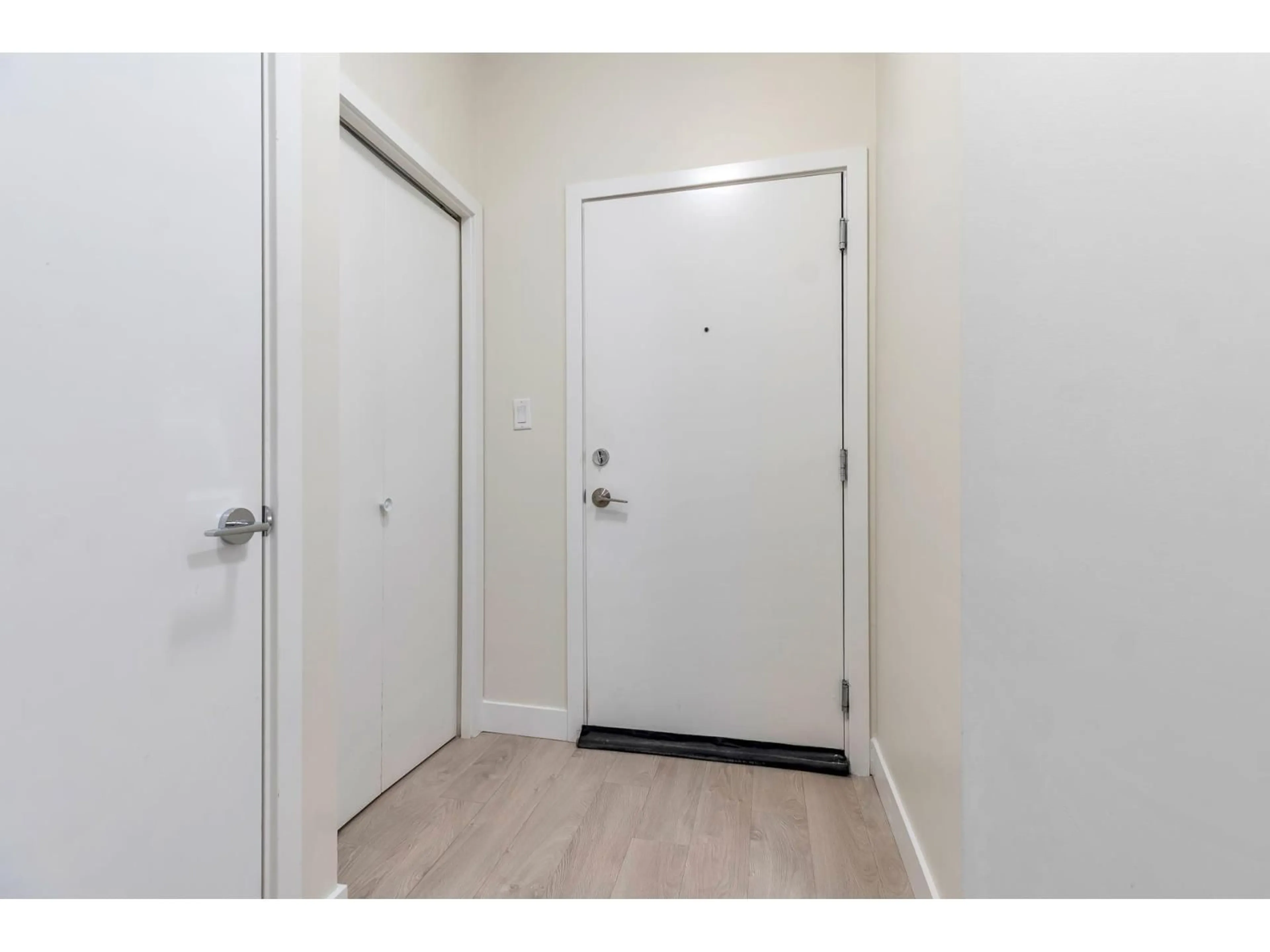 Indoor entryway for 111 - 6438 195A, Surrey British Columbia V4N6R5