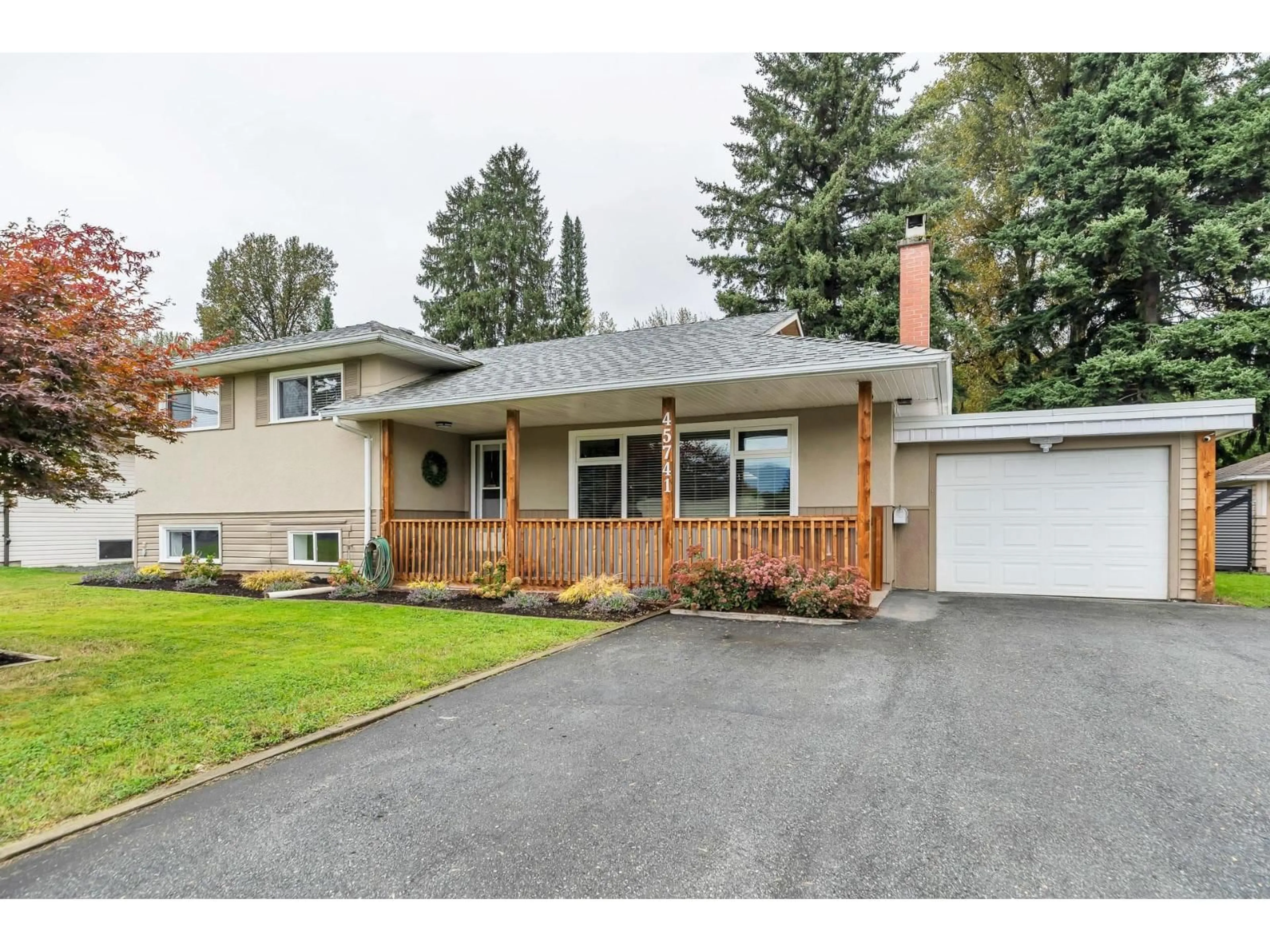 Home with vinyl exterior material, street for 45741 BERKELEY AVENUE, Chilliwack British Columbia V2P3N1