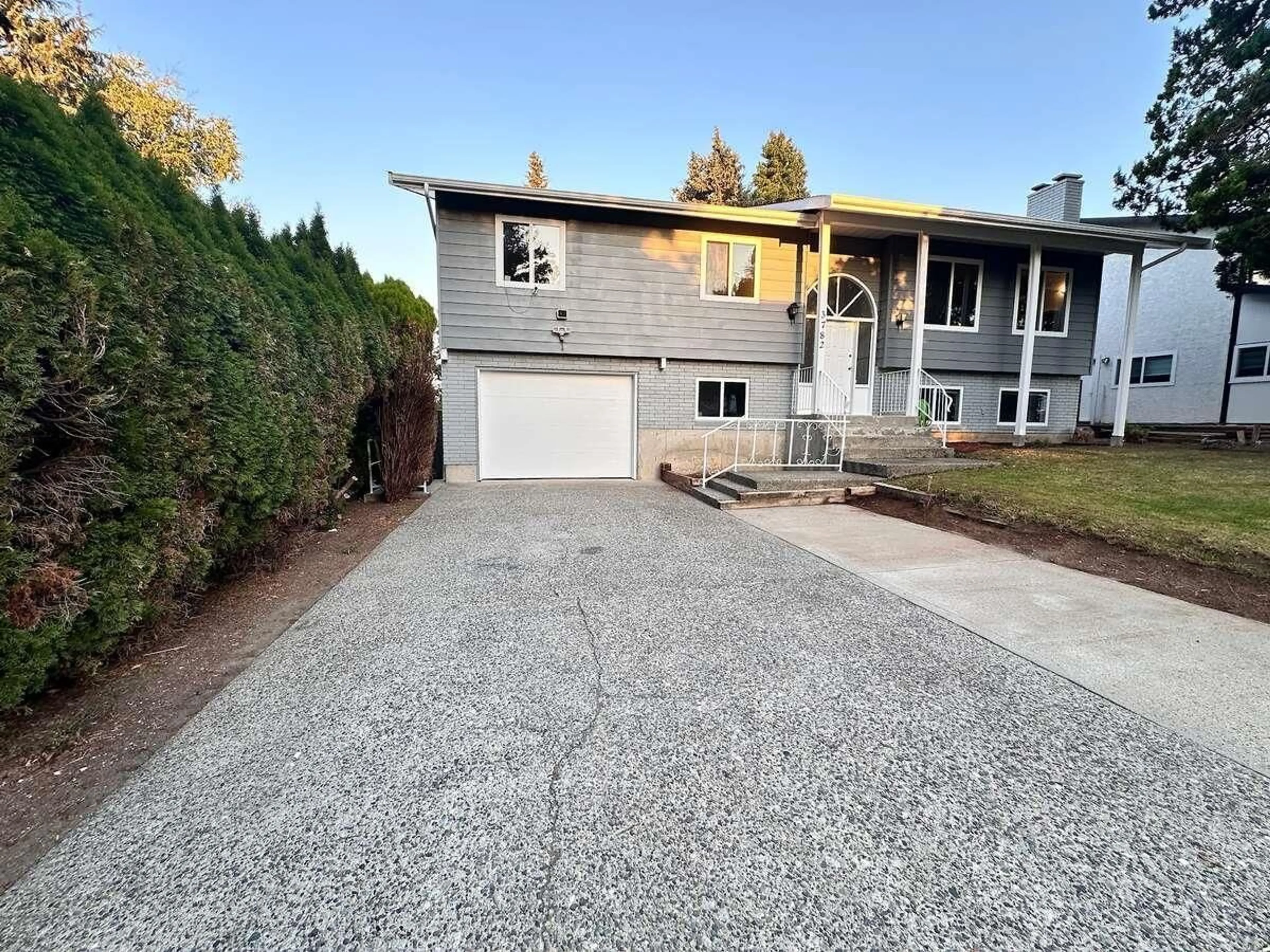 A pic from outside/outdoor area/front of a property/back of a property/a pic from drone, street for 3782 LINDSAY, Abbotsford British Columbia V2S7A3