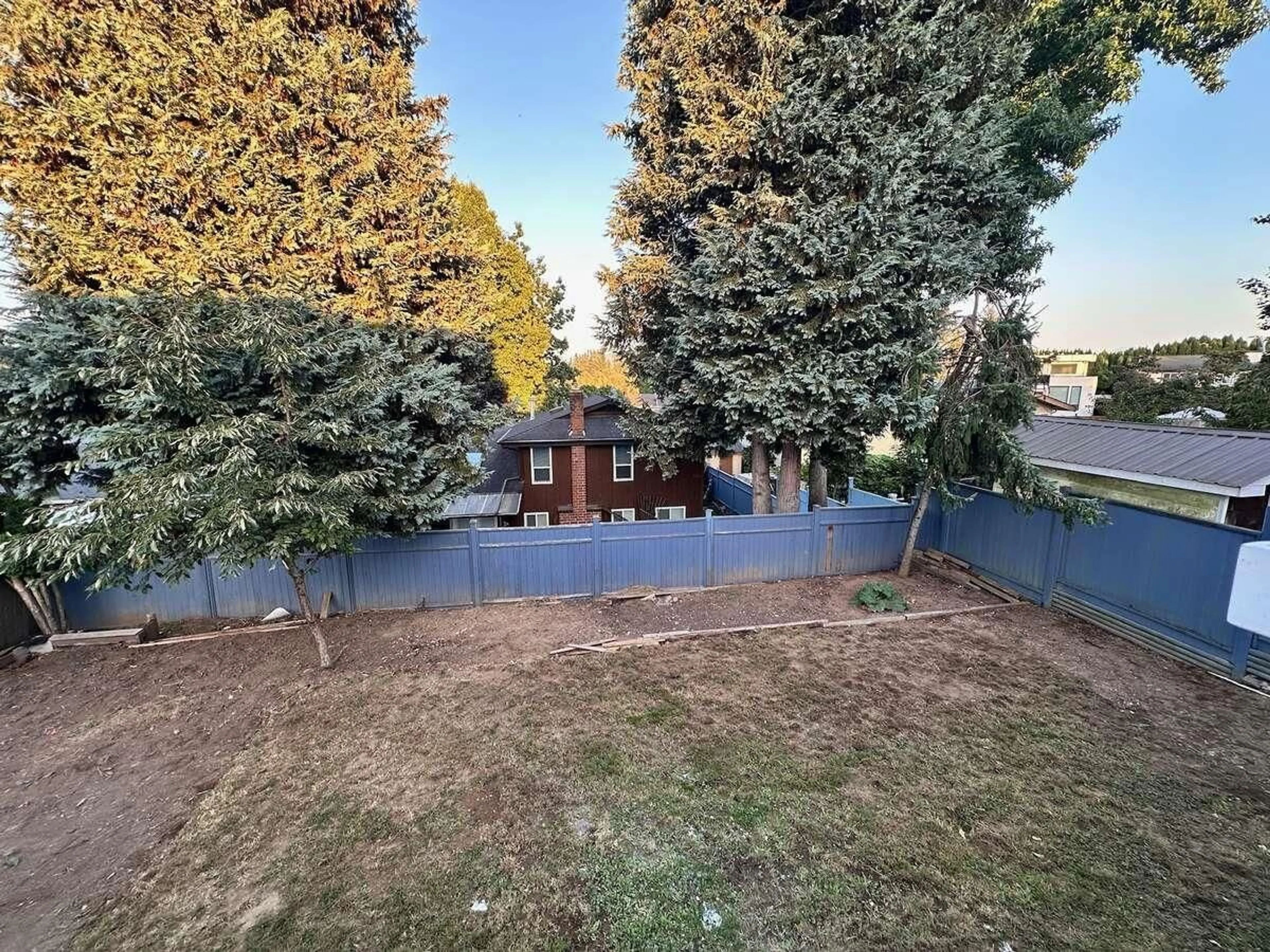 A pic from outside/outdoor area/front of a property/back of a property/a pic from drone, street for 3782 LINDSAY, Abbotsford British Columbia V2S7A3