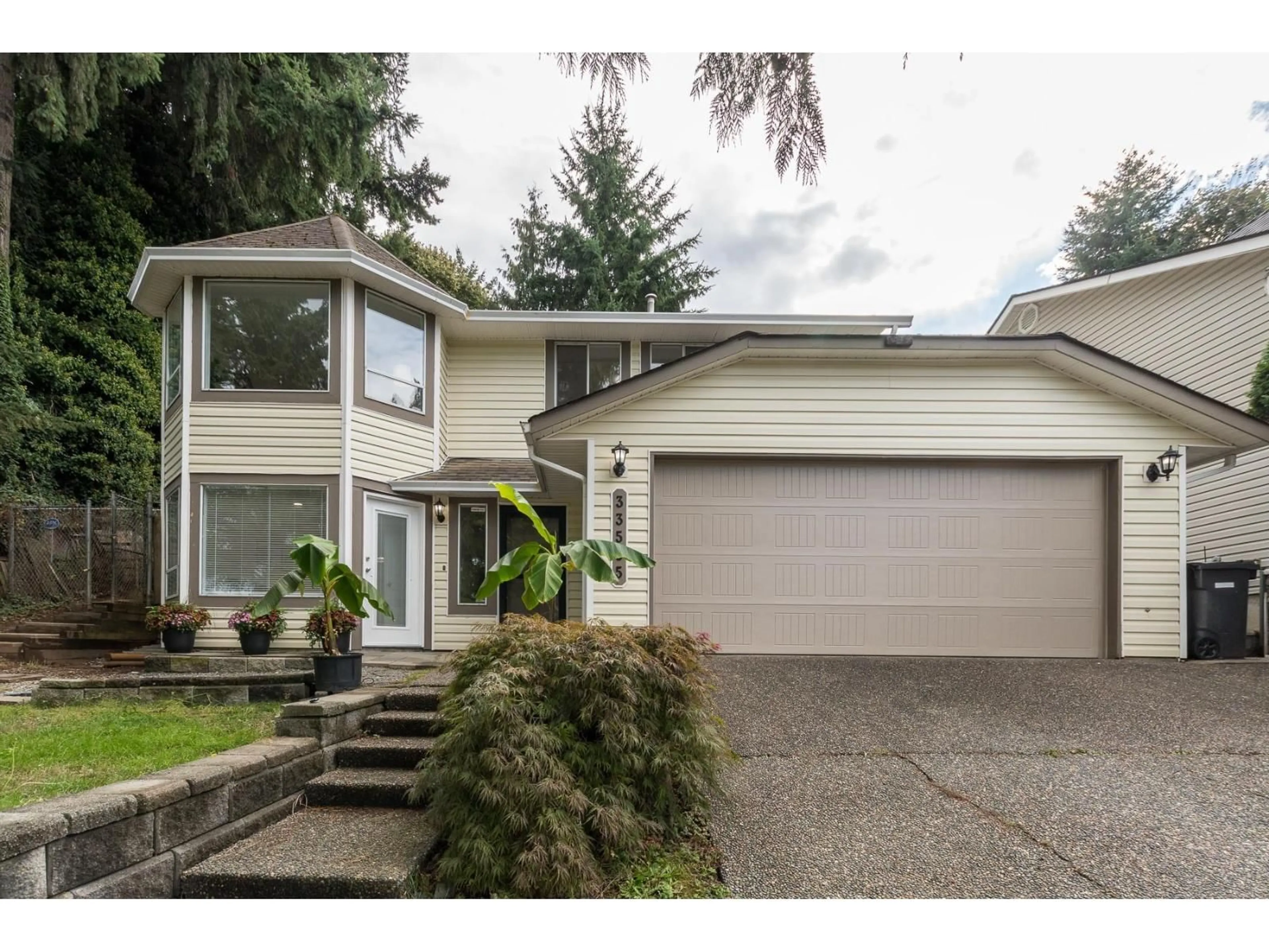 Home with vinyl exterior material, street for 33565 MCCALLUM, Abbotsford British Columbia V2S7B6