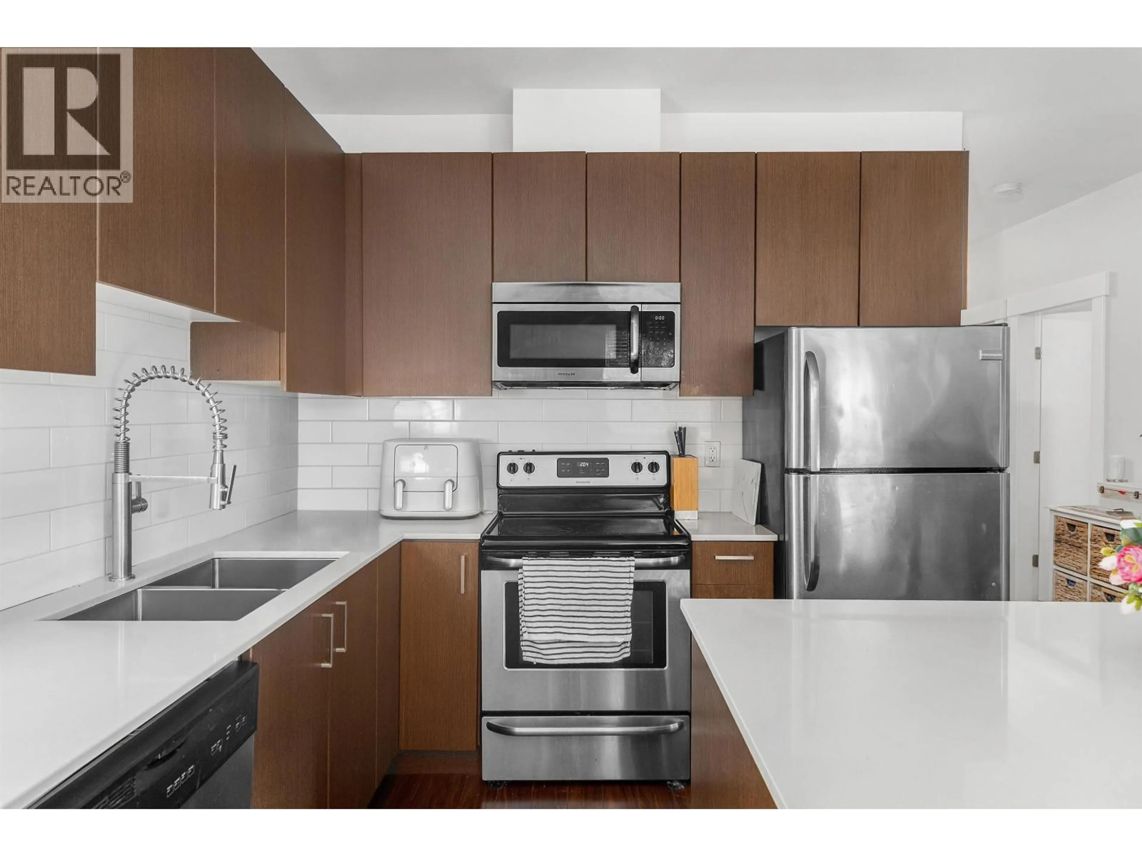 Standard kitchen, unknown for 101 - 2351 KELLY AVENUE, Port Coquitlam British Columbia V3C0C6