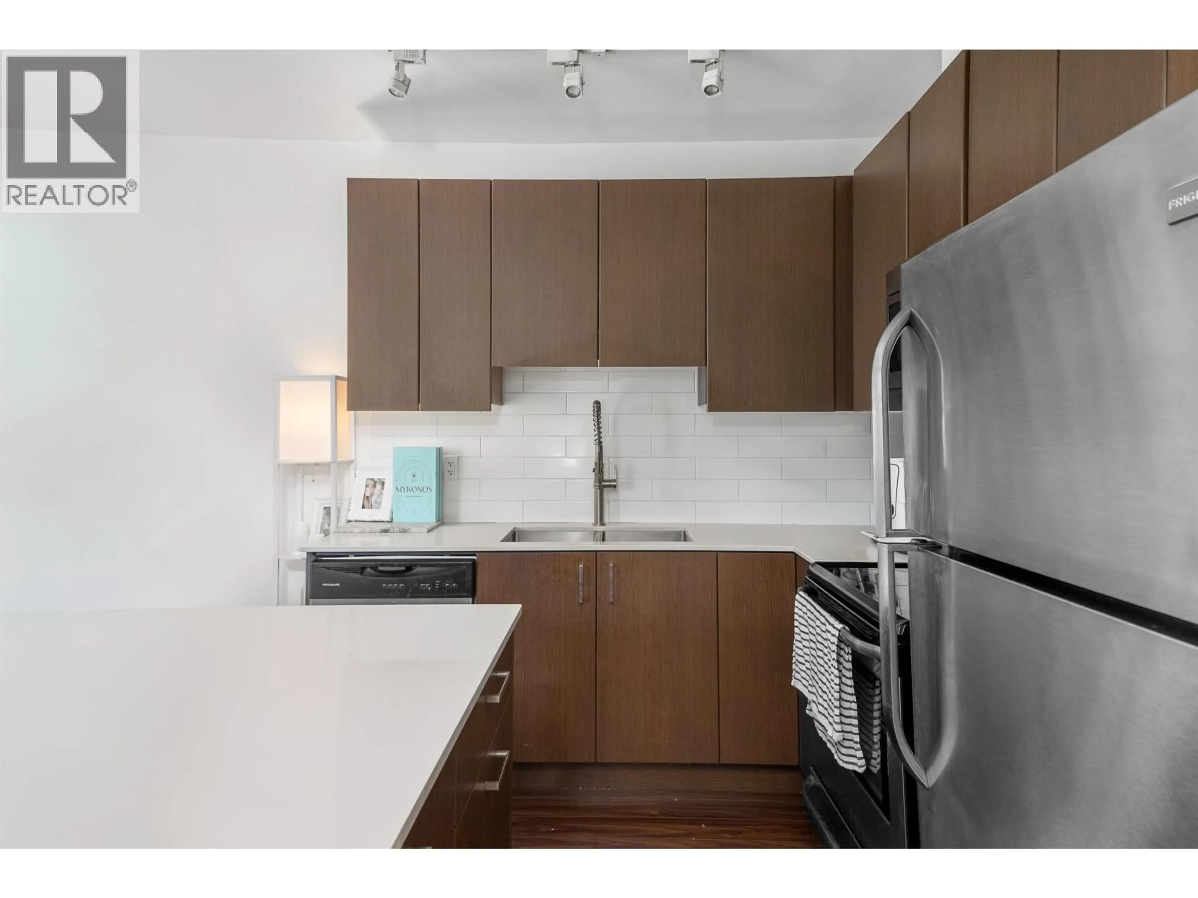 Standard kitchen, wood/laminate floor for 101 - 2351 KELLY AVENUE, Port Coquitlam British Columbia V3C0C6