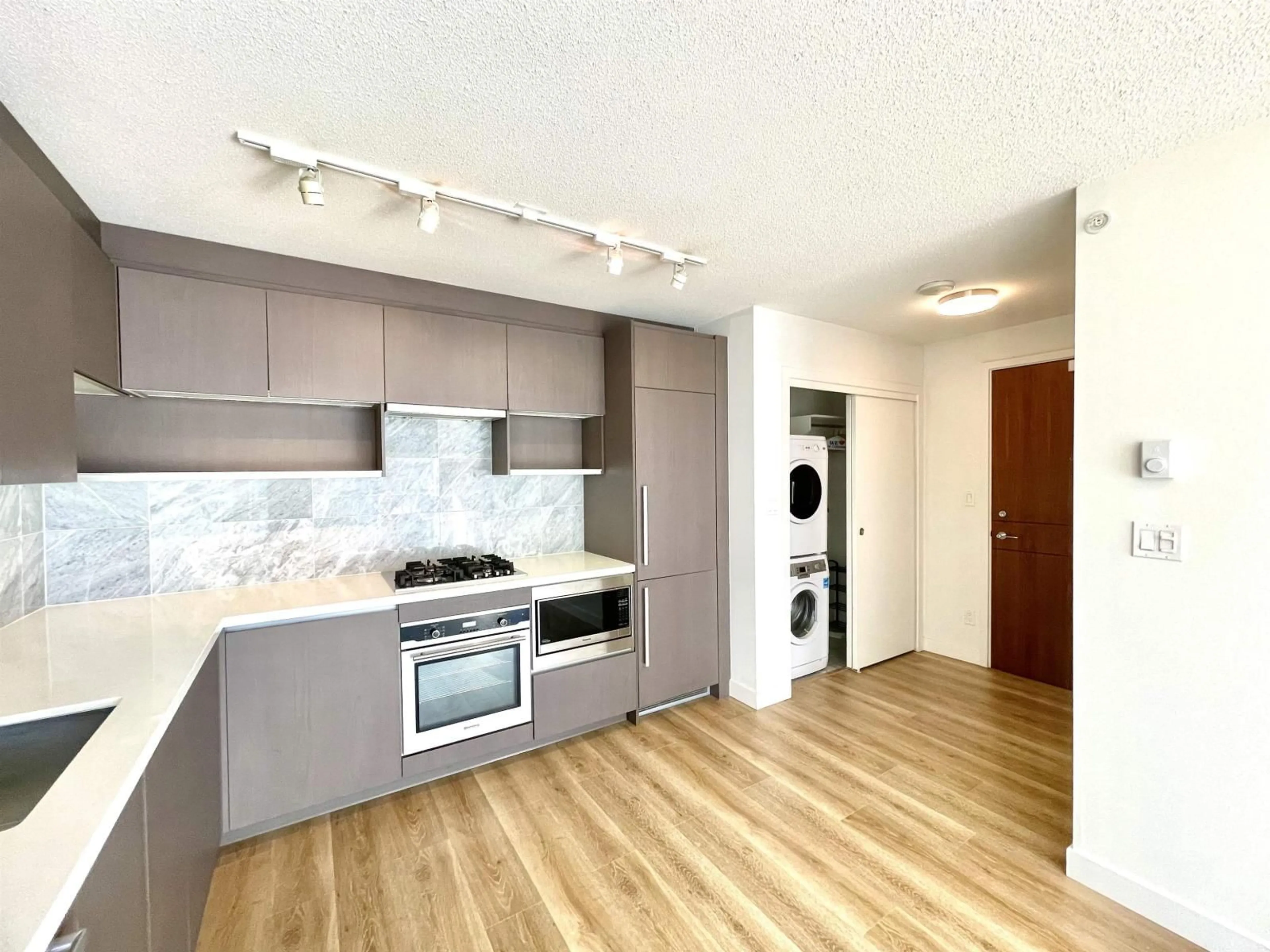 Open concept kitchen, wood/laminate floor for 3115 - 13696 100, Surrey British Columbia V3T0L5