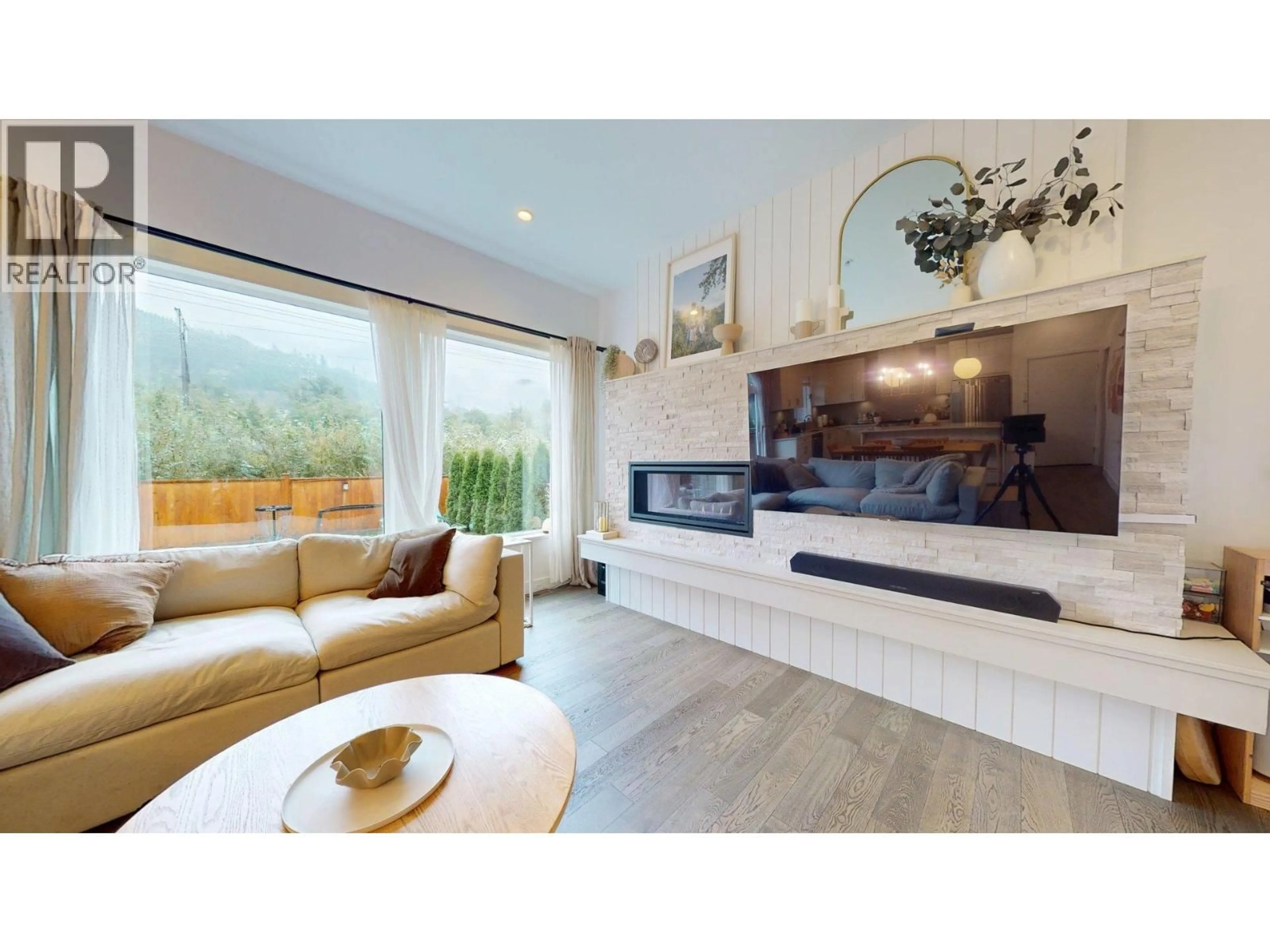 Living room with furniture, unknown for 39212 CARDINAL DRIVE, Squamish British Columbia V8B0H3
